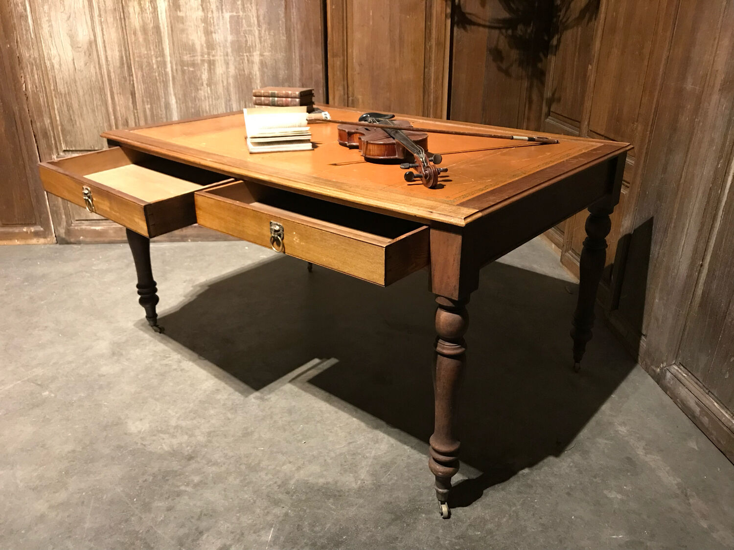 English desk table