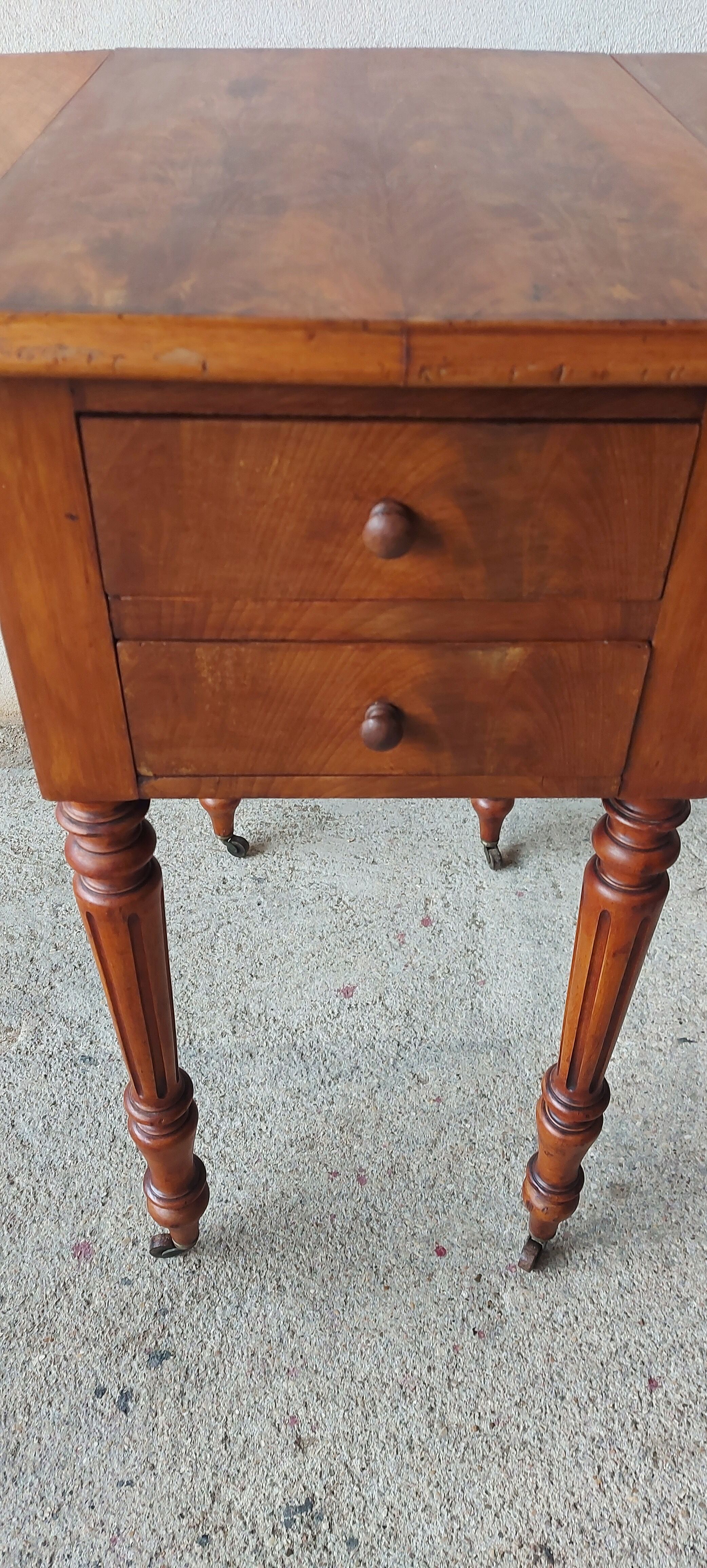 Work side table also known as tabee pipi