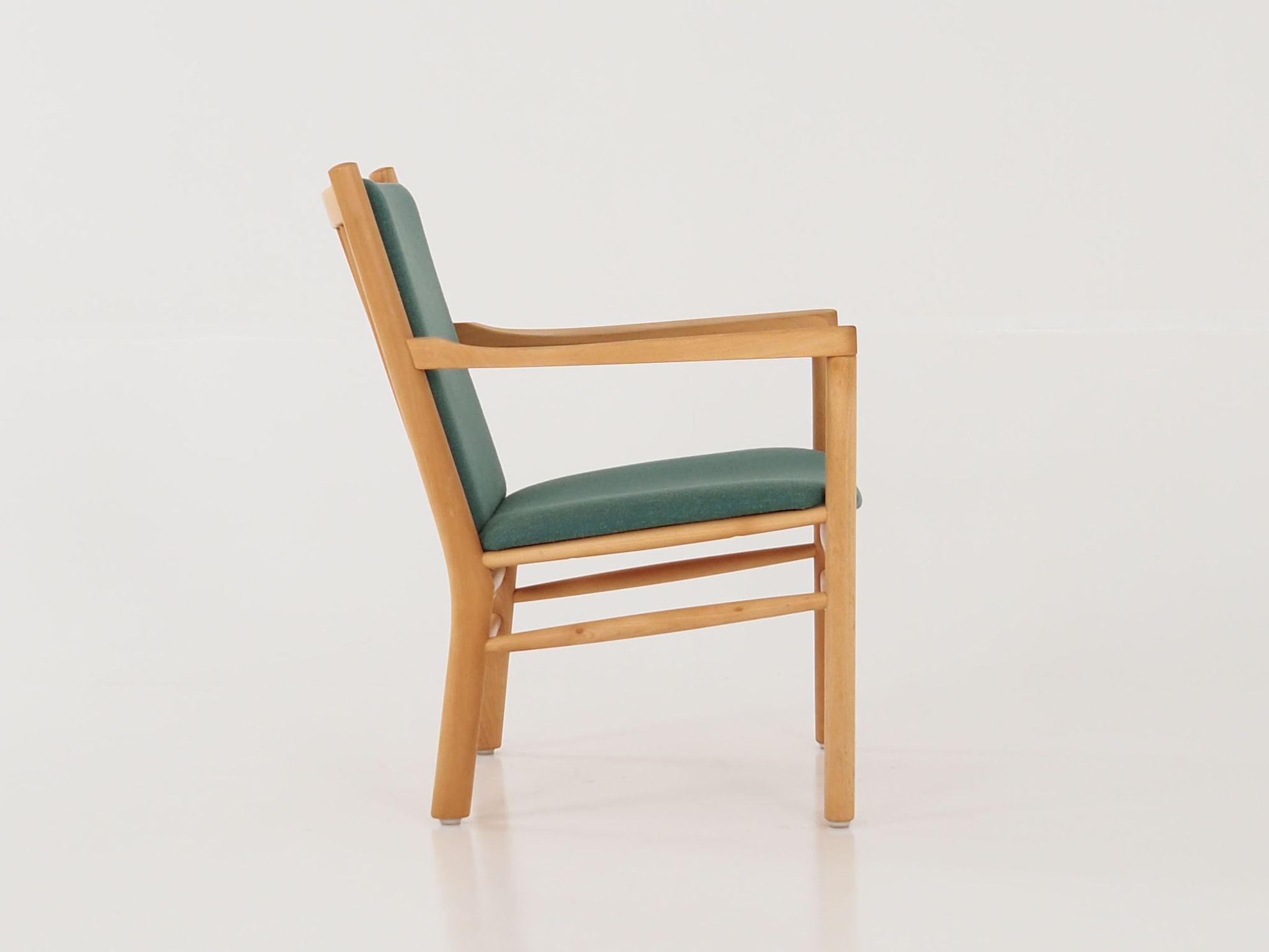 Armchair design J147 by Erik Ole Jørgensen of Tarm Stole & Møbelfabrik.