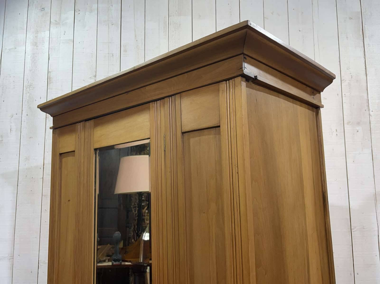 English wardrobe in walnut from the early 20th century.