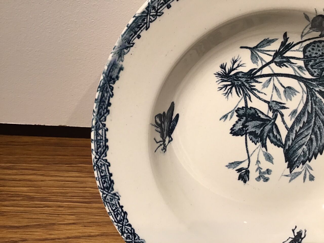 Hollow plate decor insects and strawberries, Manufacture Choisy the King, Iron Land, H Boulenger - Co.