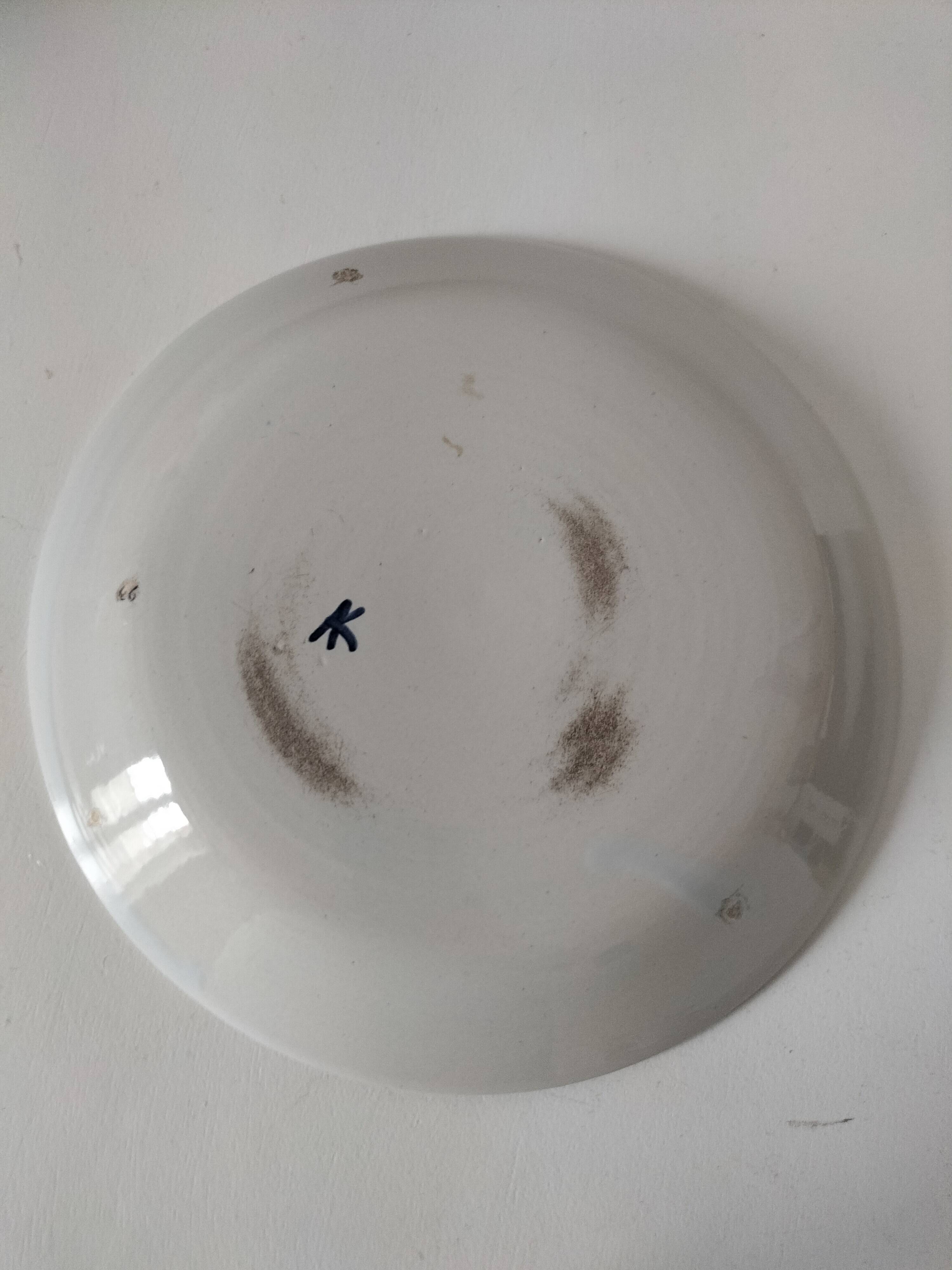 Assiette en faïence peinte à la main