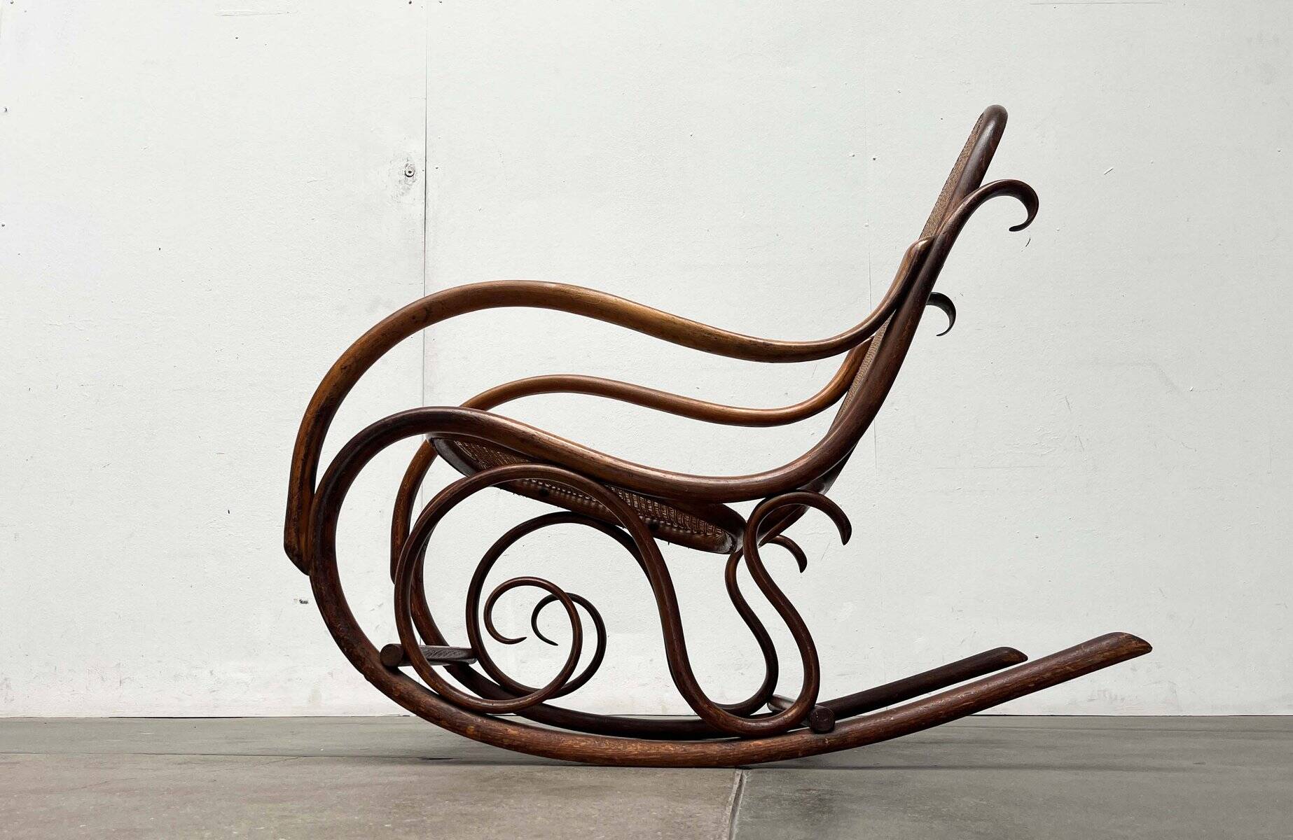 Curved wooden rocking chair Art Nouveau Jugendstil by Fischel, Austria, 1910s