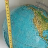 Globe terrestre vintage lumineux reliefs