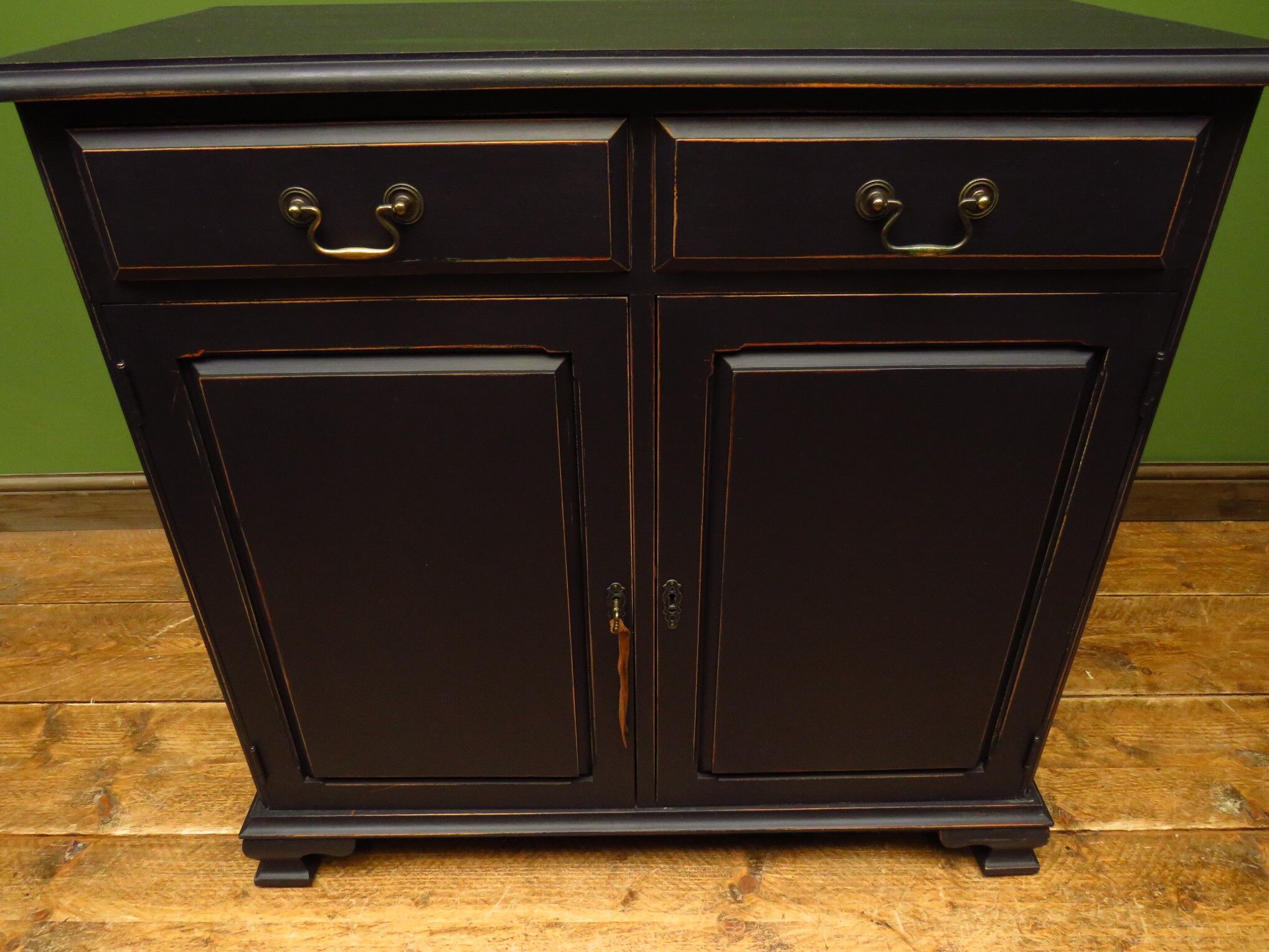 Buffet de cuisine noir peint