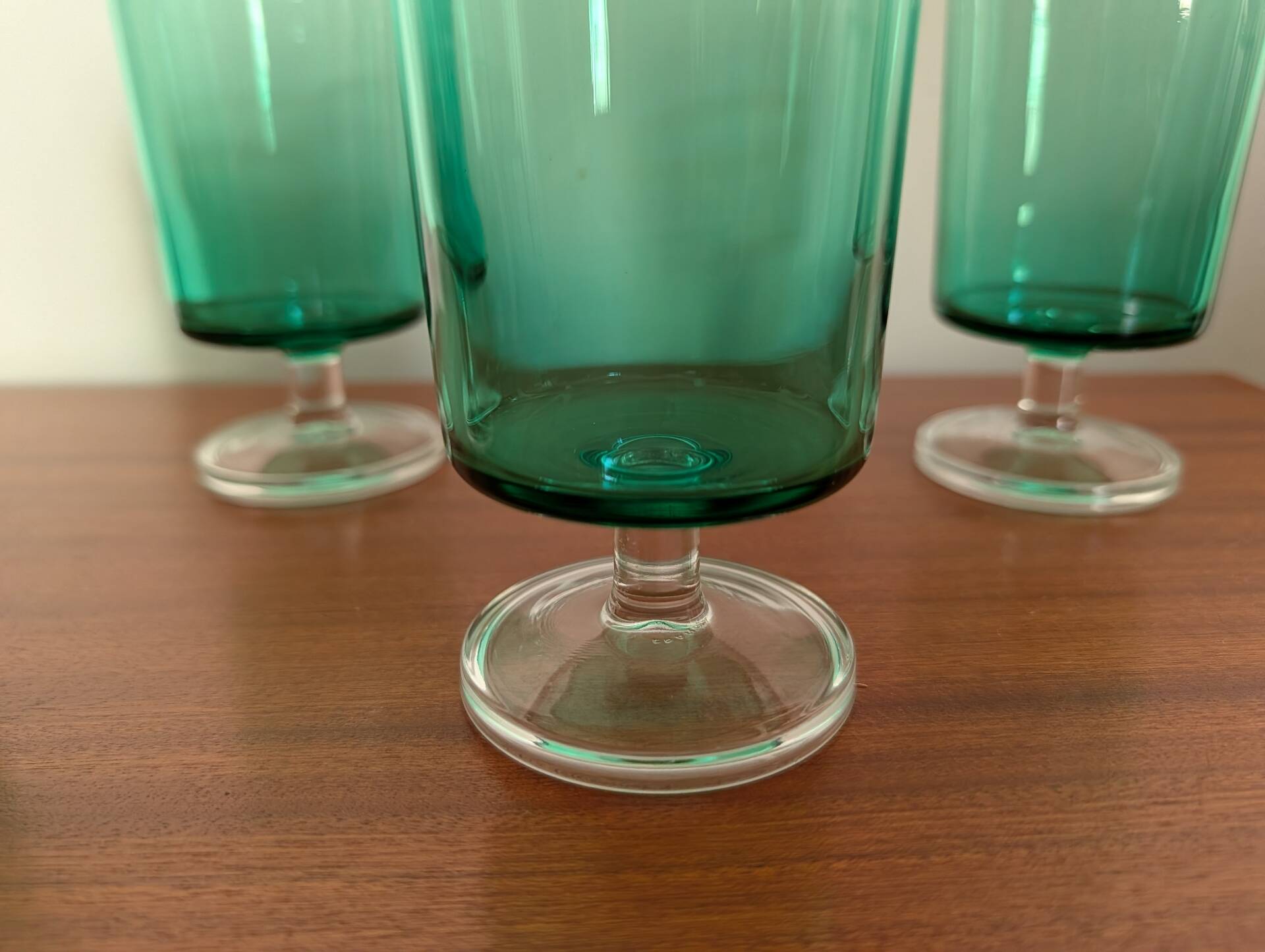 4 stemmed glasses in emerald green glass – 1970s