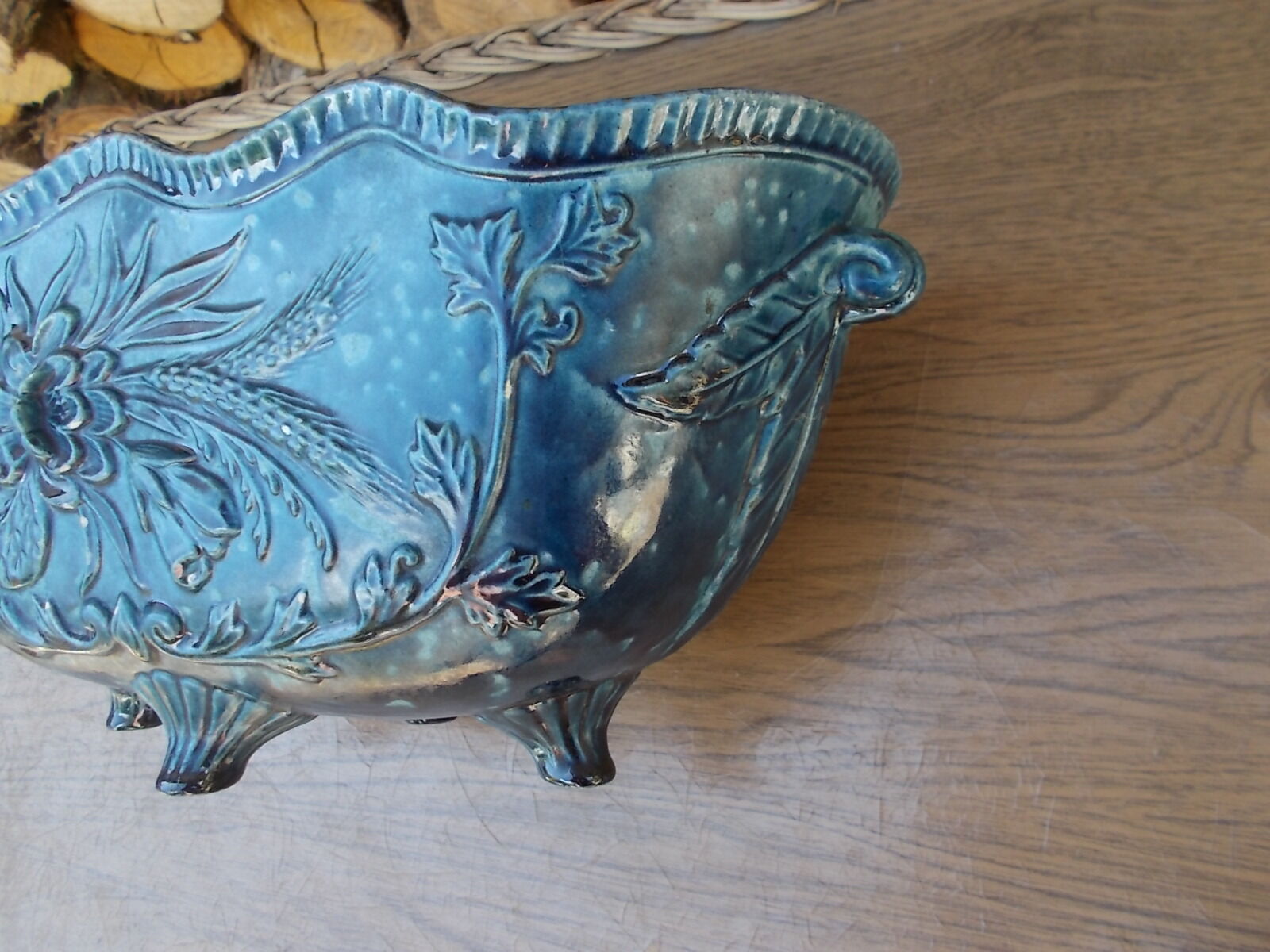 Gardener in blue earthenware