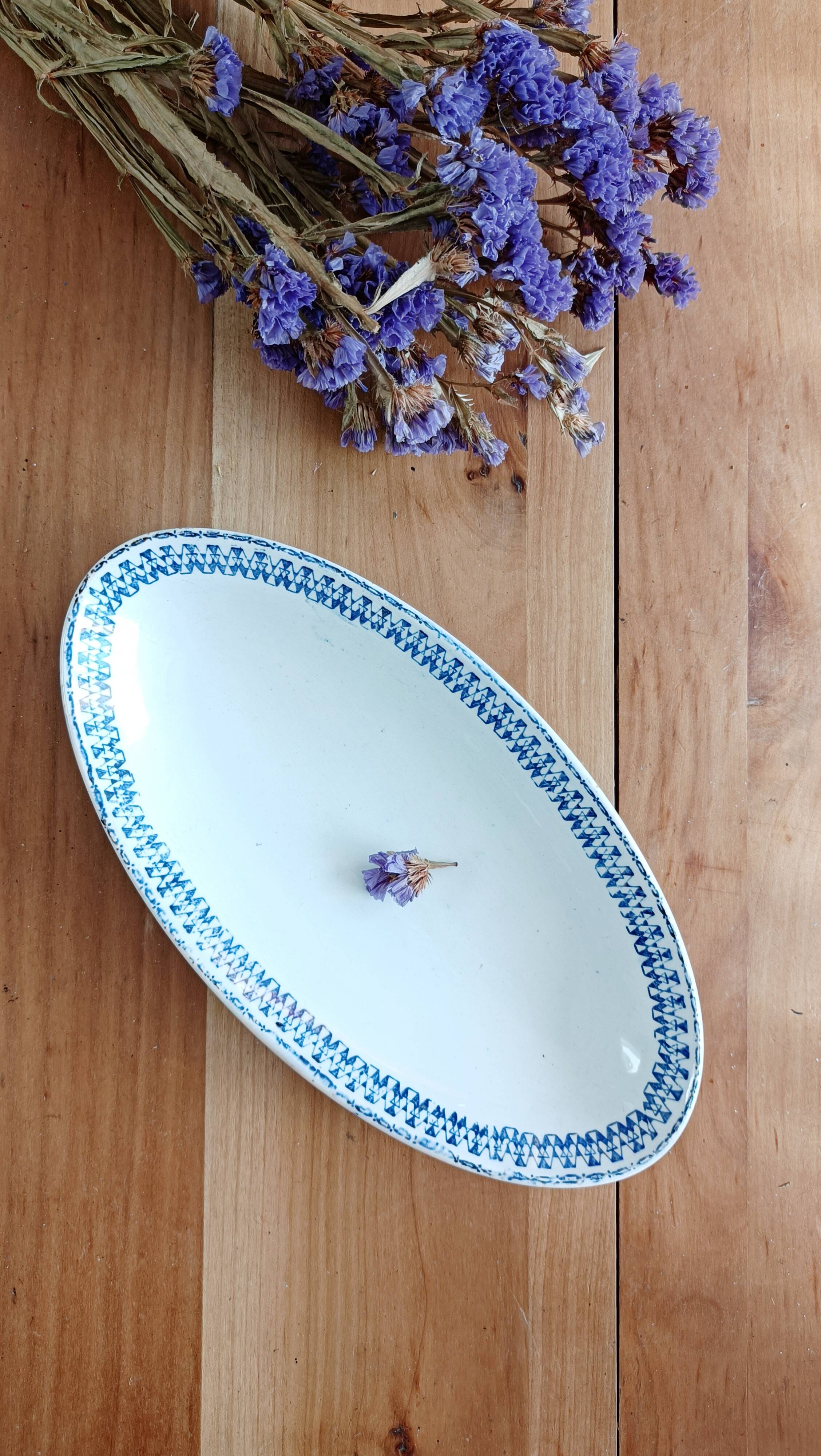 Iron clay dish with earthenware lions