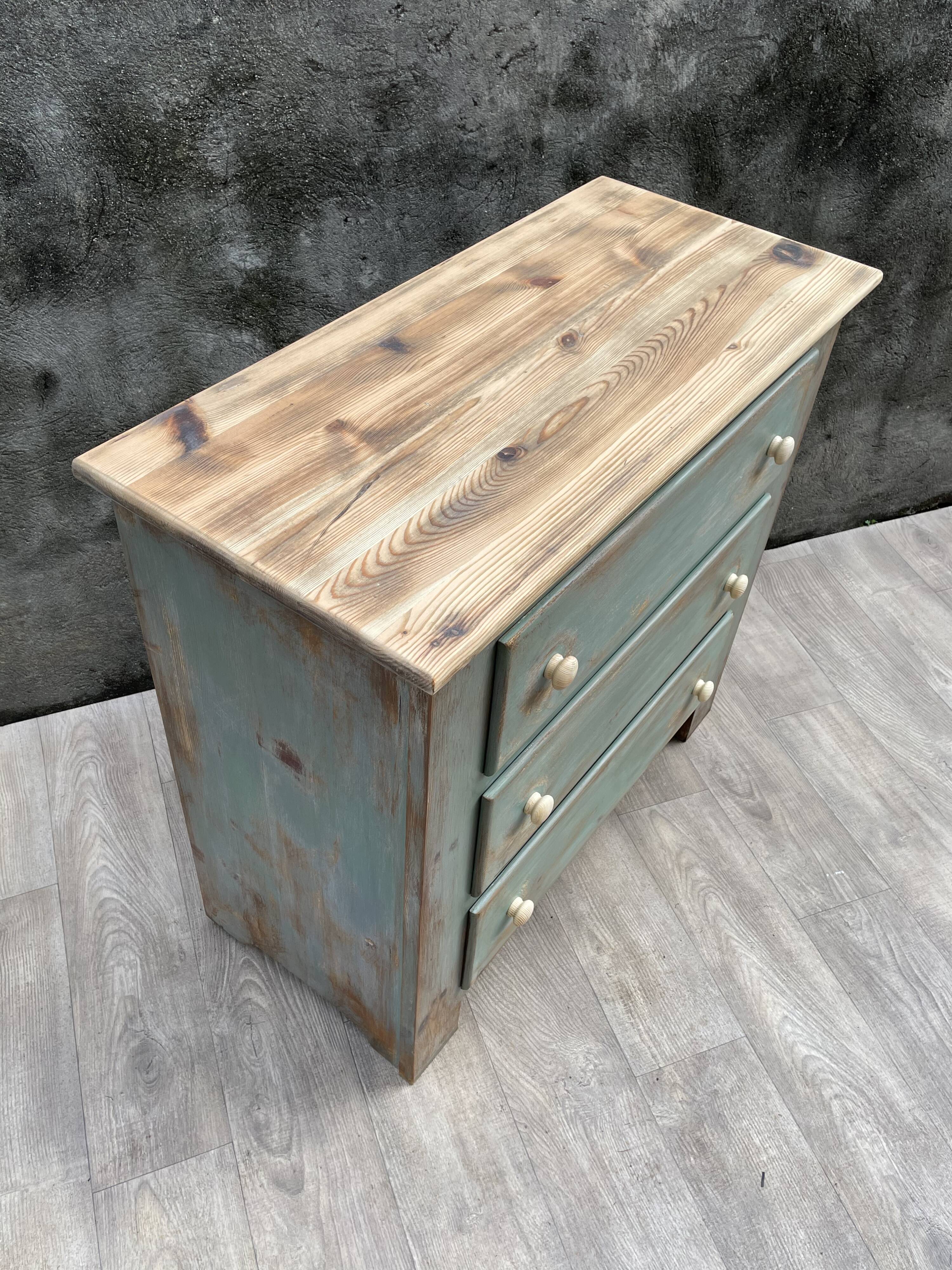 Commode en bois patinée