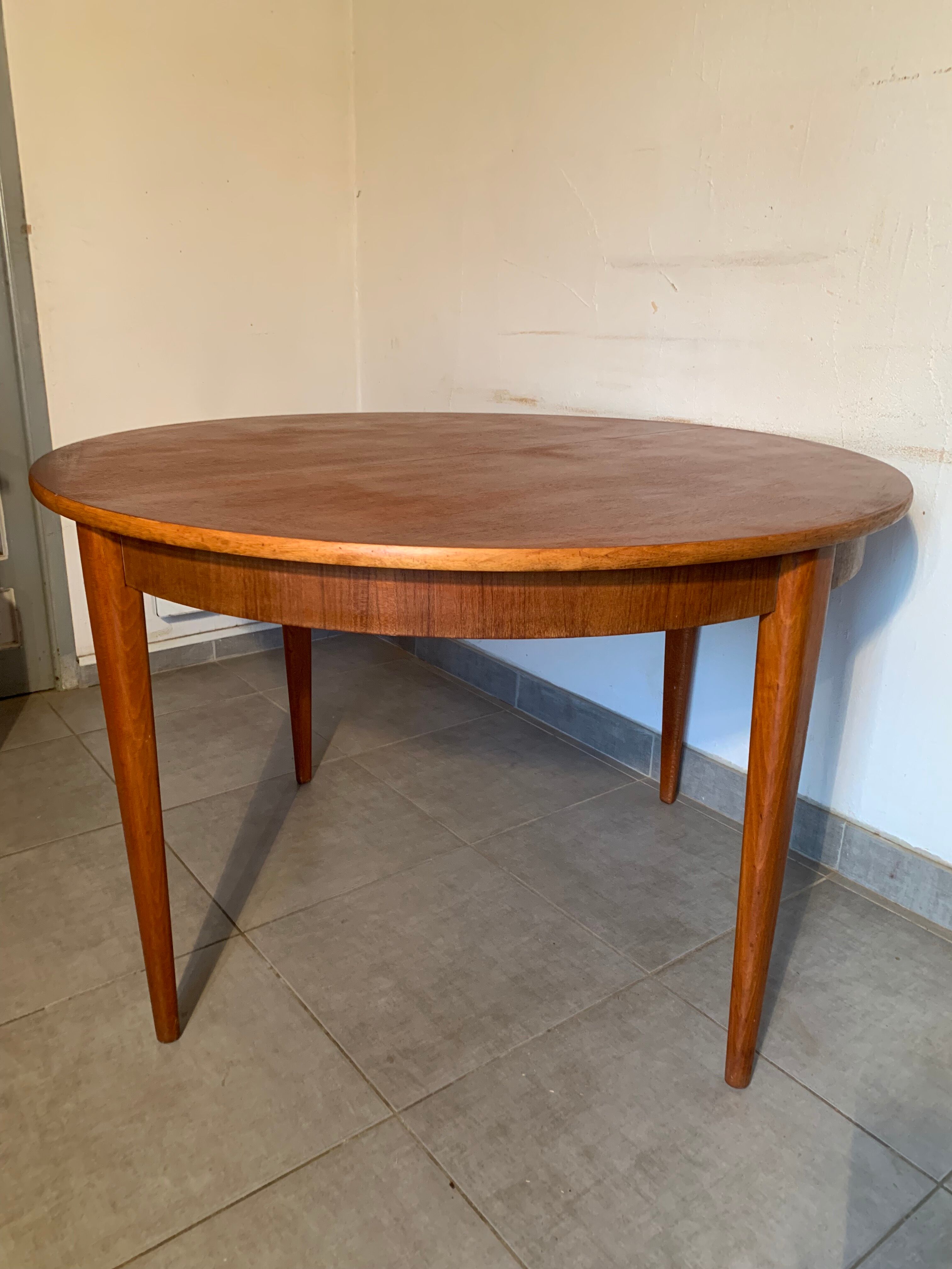 Table de repas ronde aux design scandinave en teck des années 60.