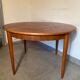Table de repas ronde aux design scandinave en teck des années 60.