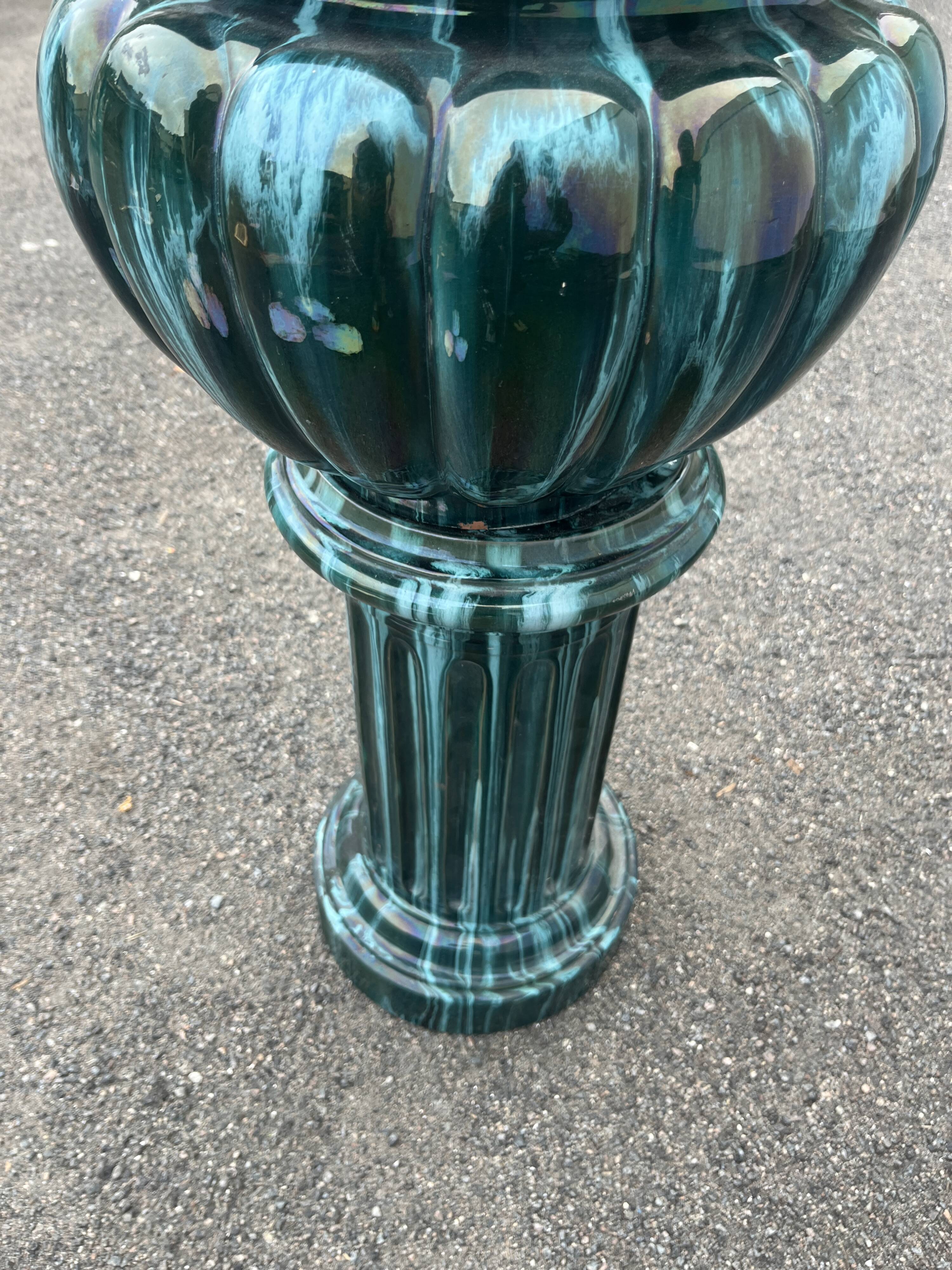 Large cache-pot on a ceramic column – In the style of Clément