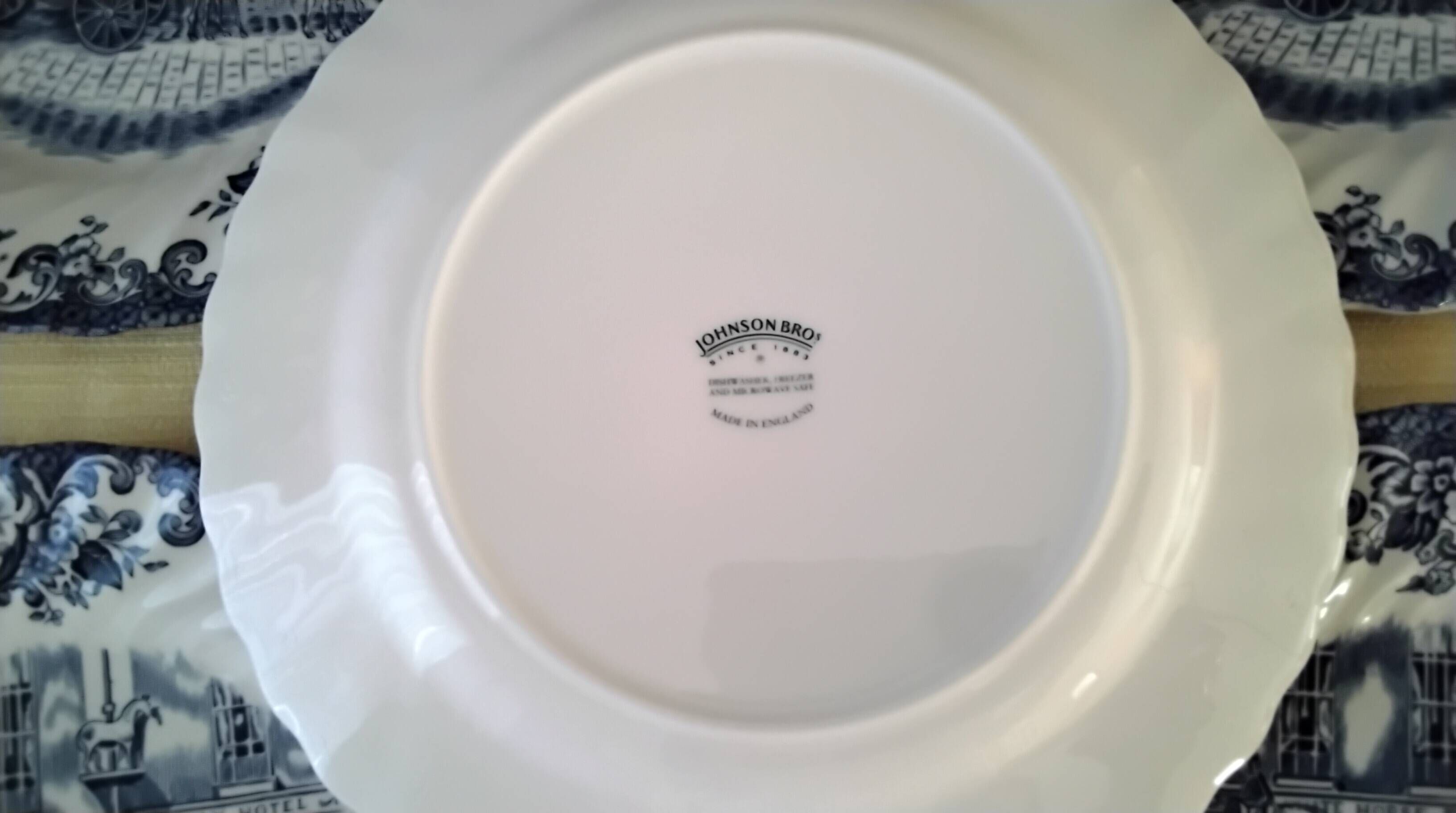 5 dessert plates in English porcelain by Johnson Bros