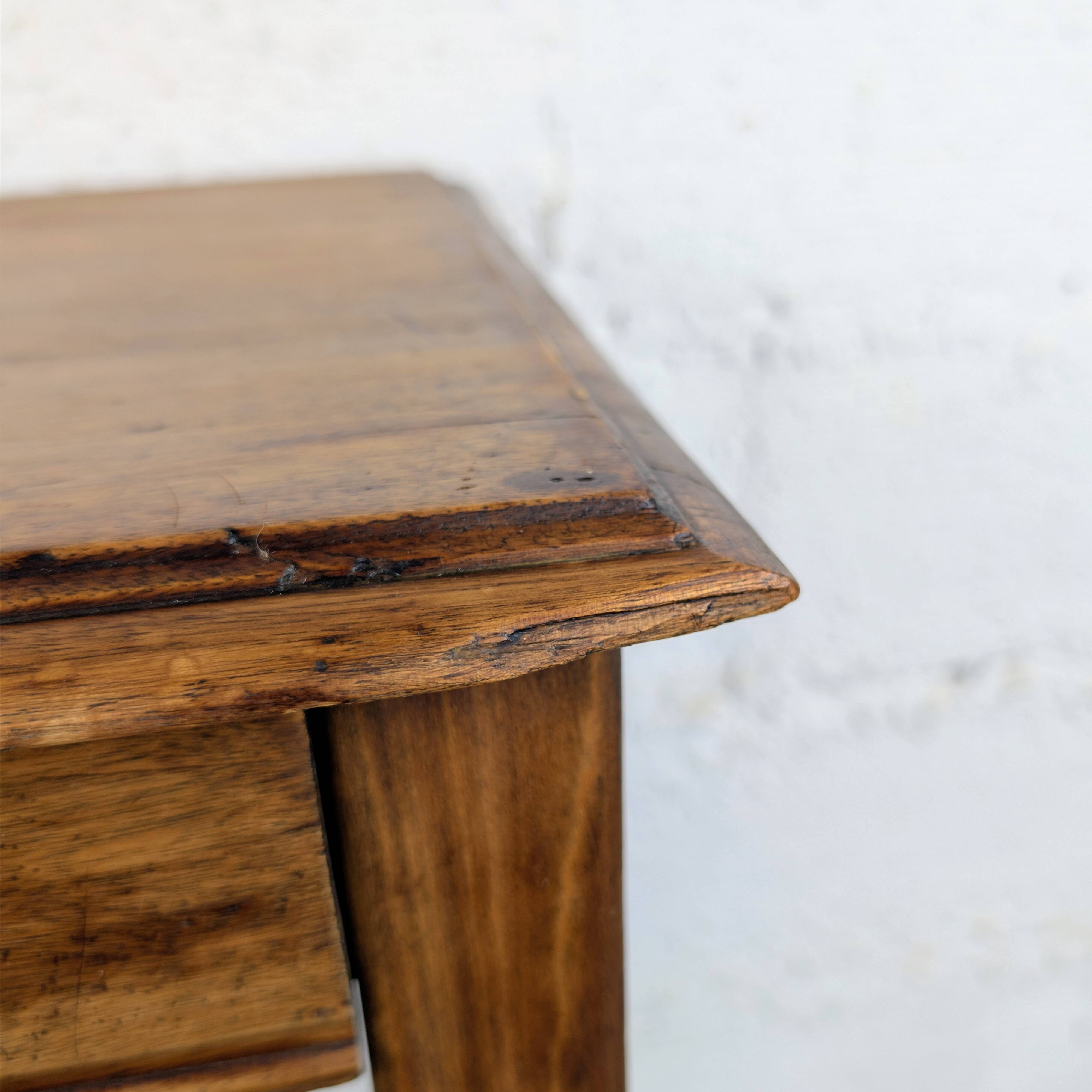 The small table with Louis XVI charm.