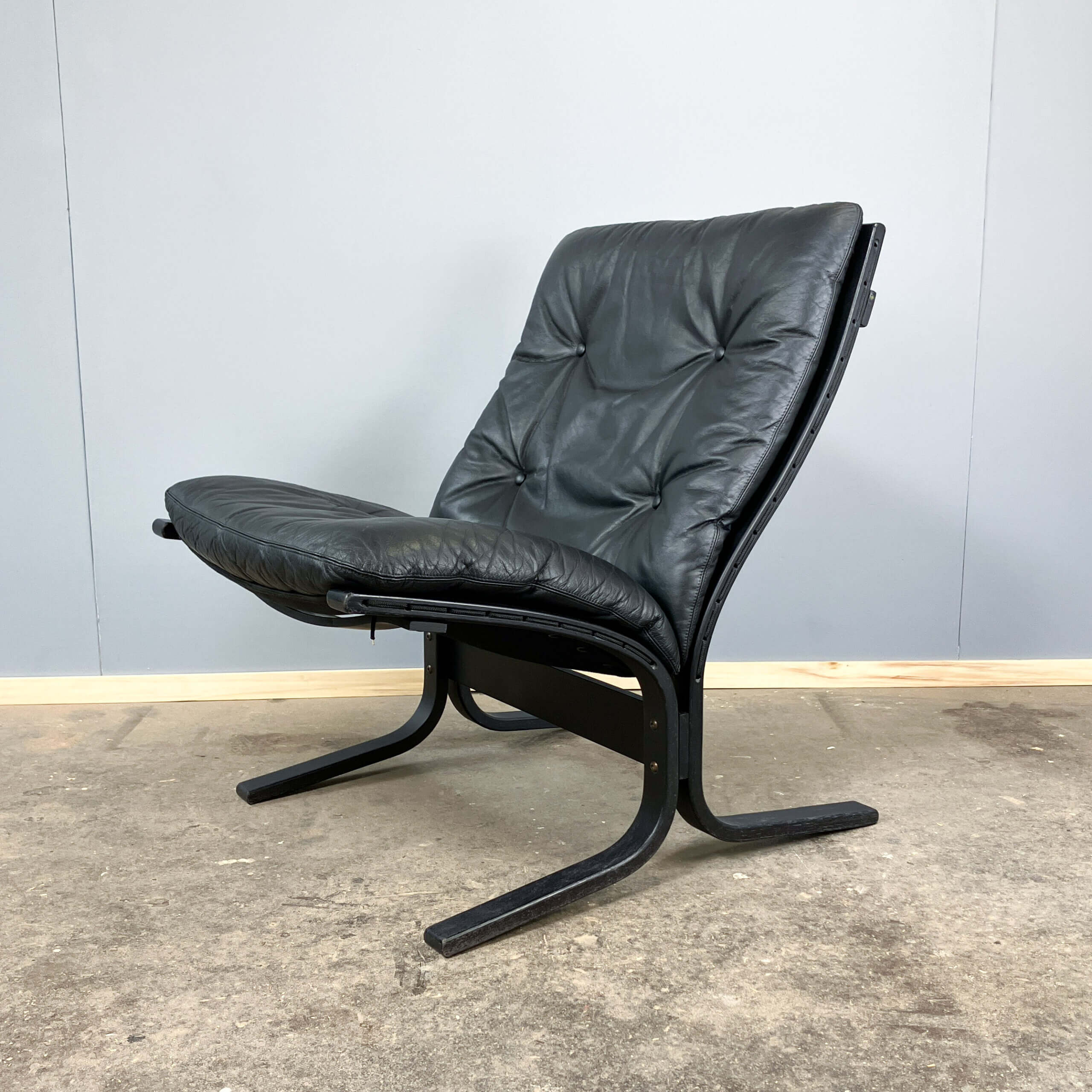 Chaise Siesta par Ingmar Relling pour Westnofa, cuir sur bois de hêtre cintré, années 1960.