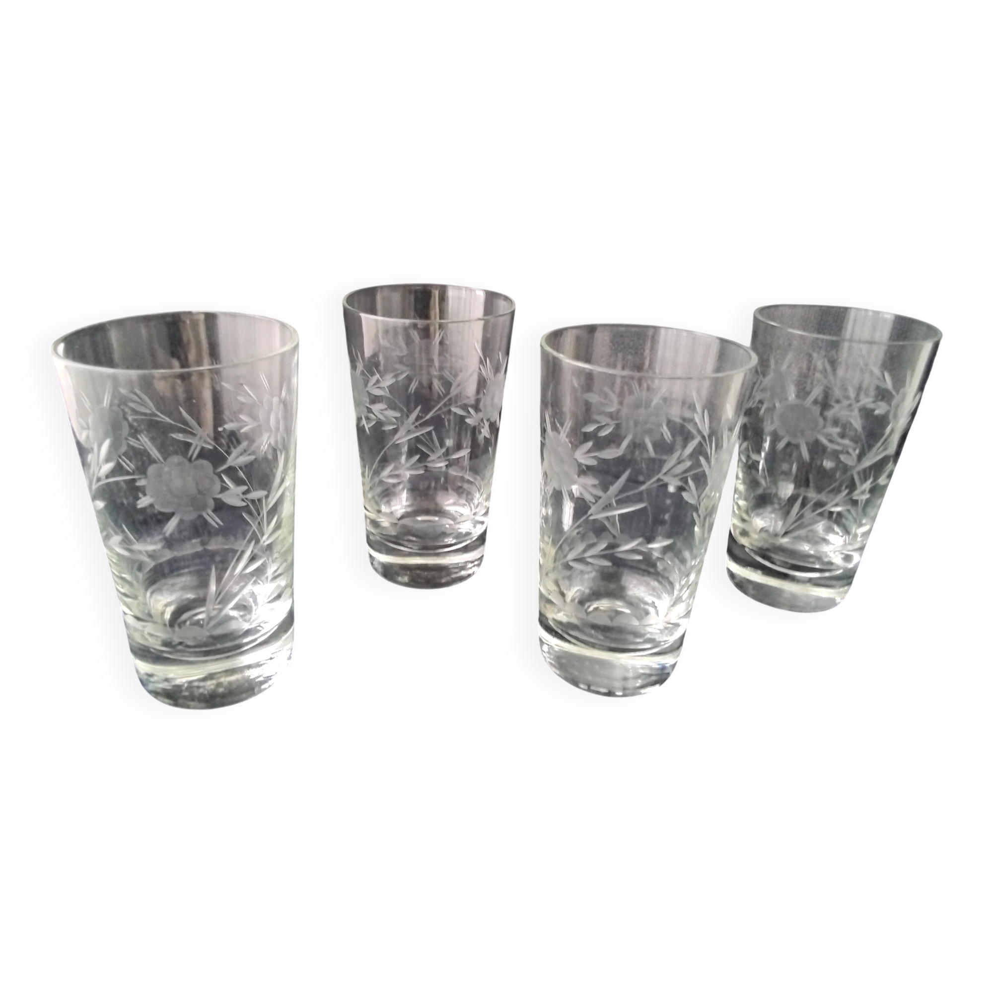 4 Verres à eau ou orangeade en verre gravé