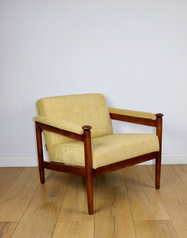 Fauteuil vintage PRL classique style loft des années 70 jaune crème doré