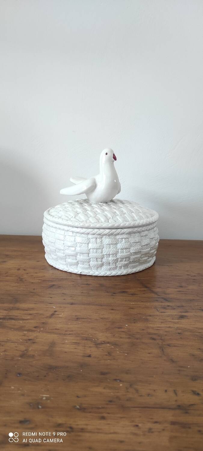 Vintage biscuit or jewelry box