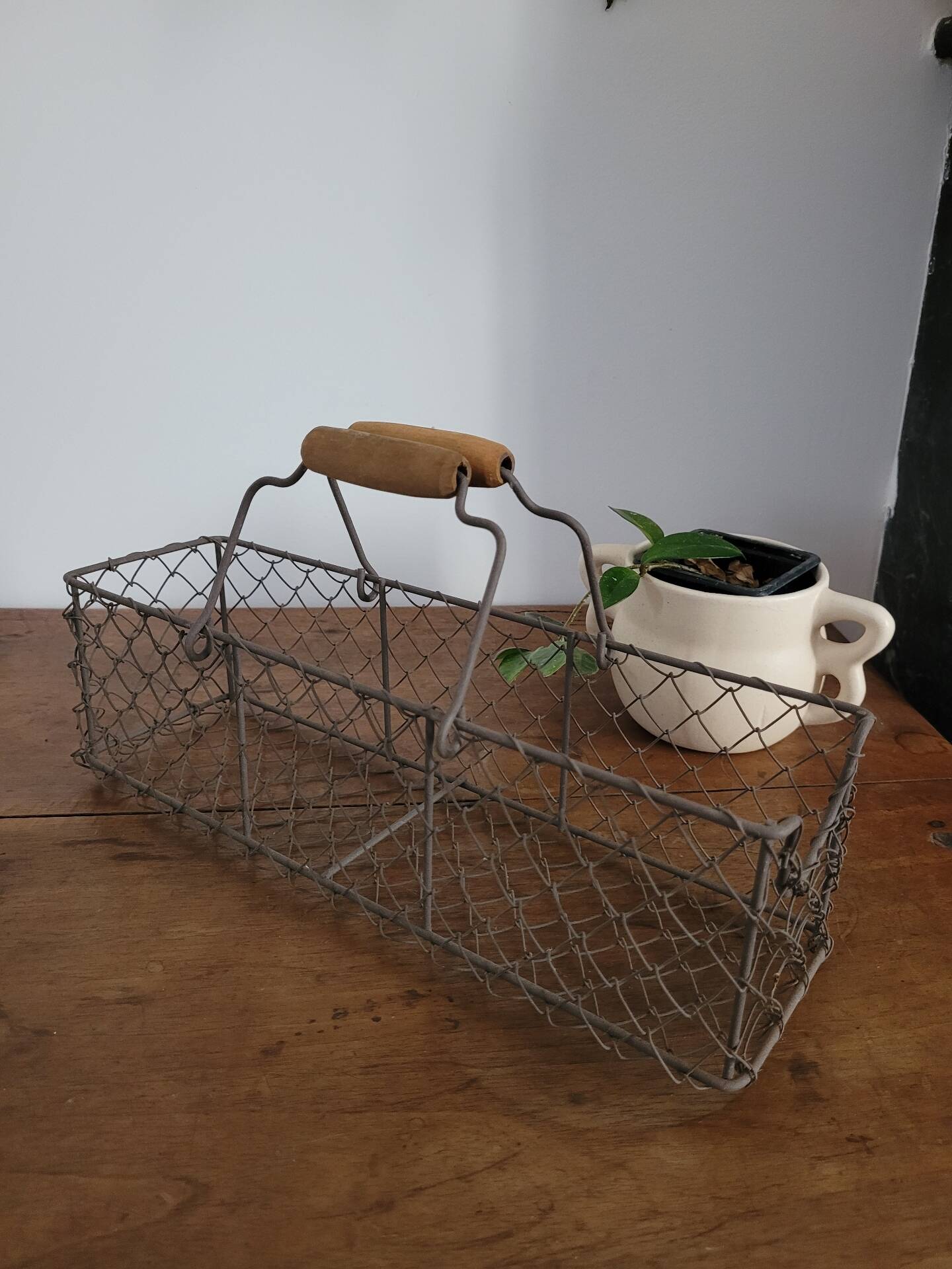 Wire mesh basket