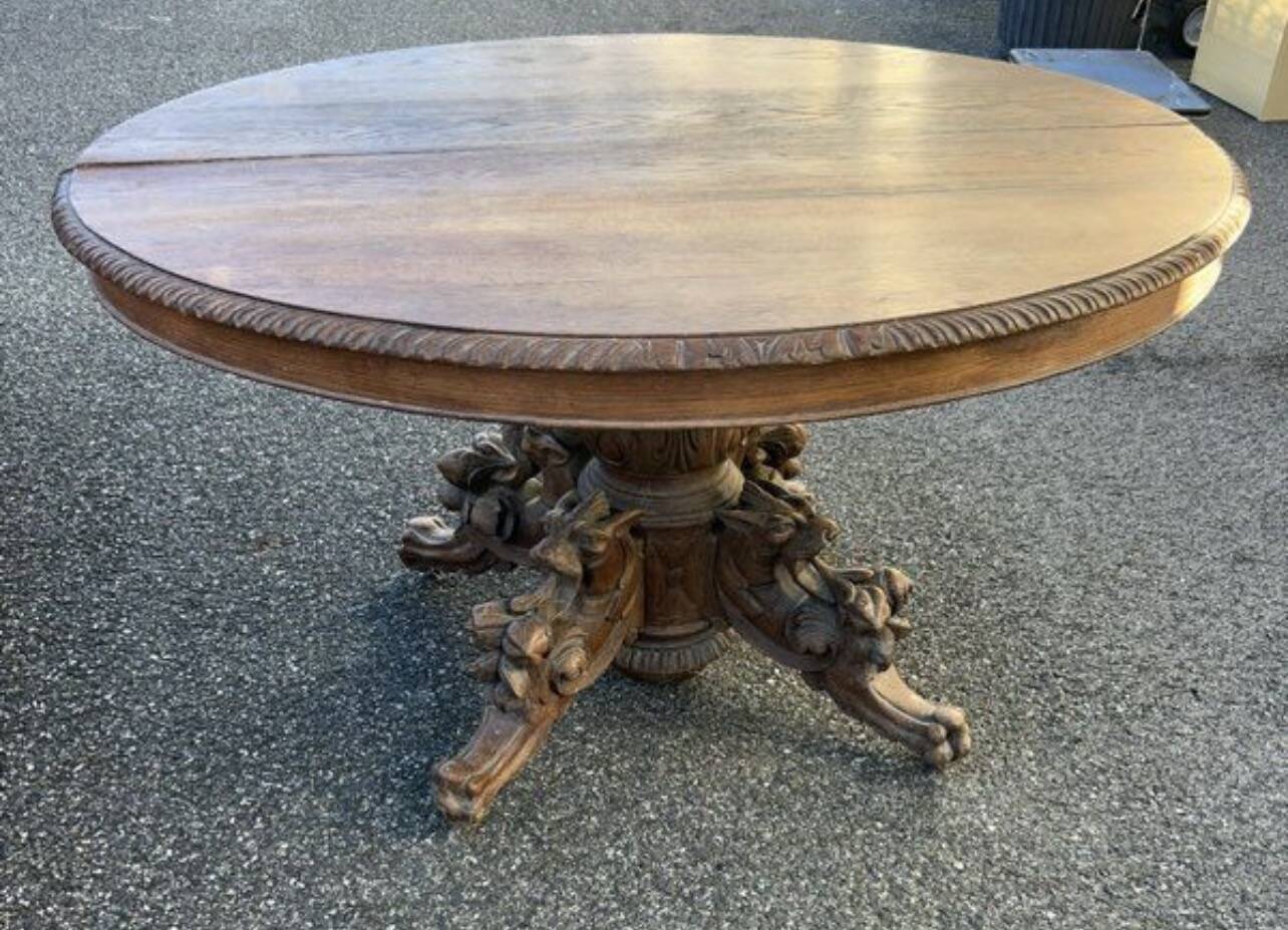 Oval hunting table in solid wood with dragon decoration.