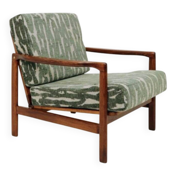 Fauteuil vintage avec coussins verts, design classique