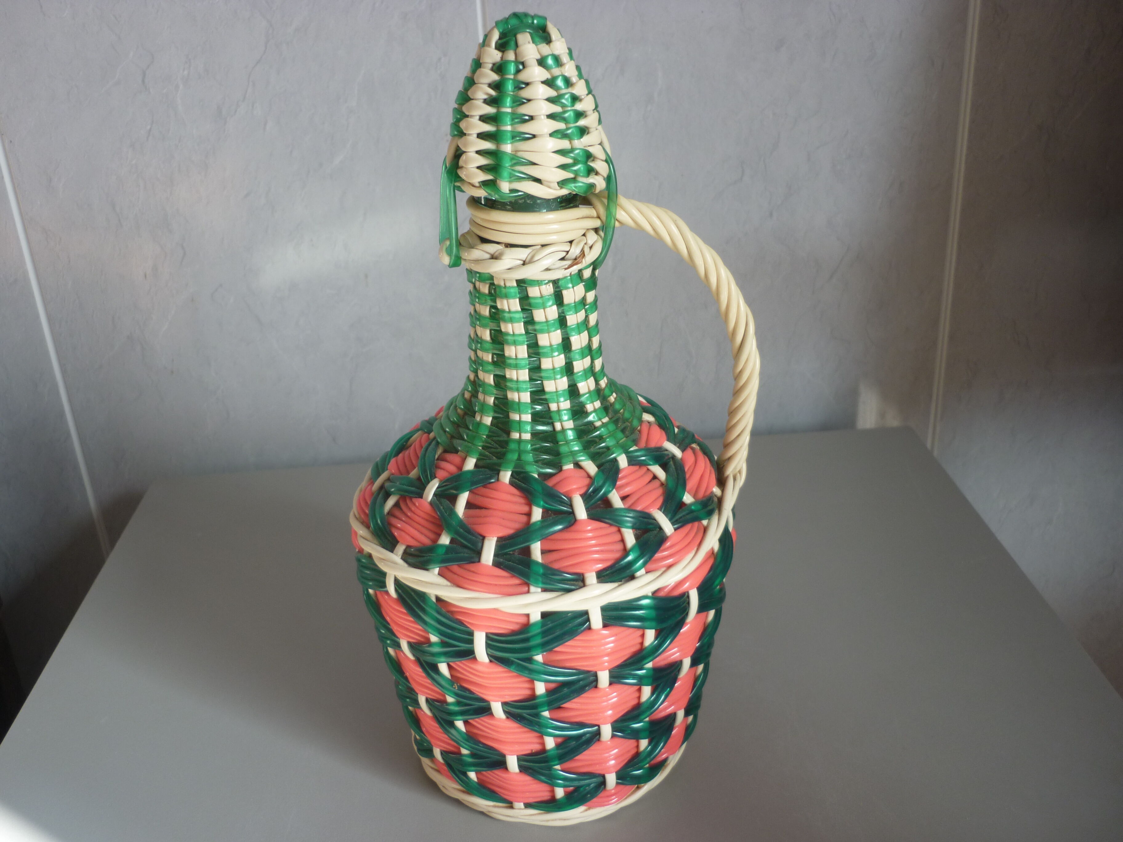 Bouteille fils scoubidou vert et rose