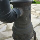 Ancien poêle à bois en fonte avec tuyau et coude