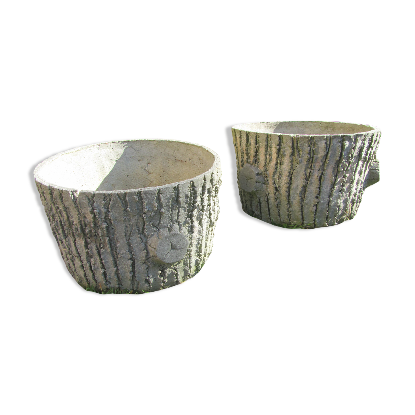 two round cement gardens, imitation of the bark