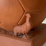 Lampe ballon de football et coq en terre cuite des années 80