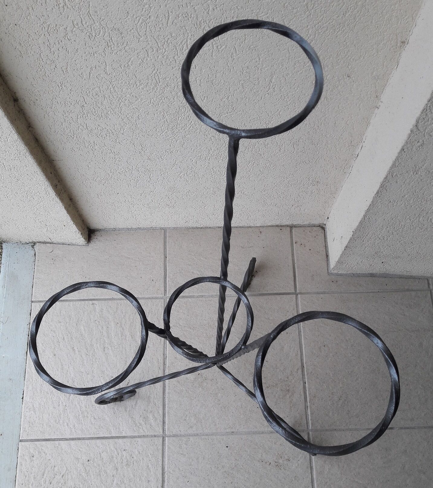 Porte-plante gris