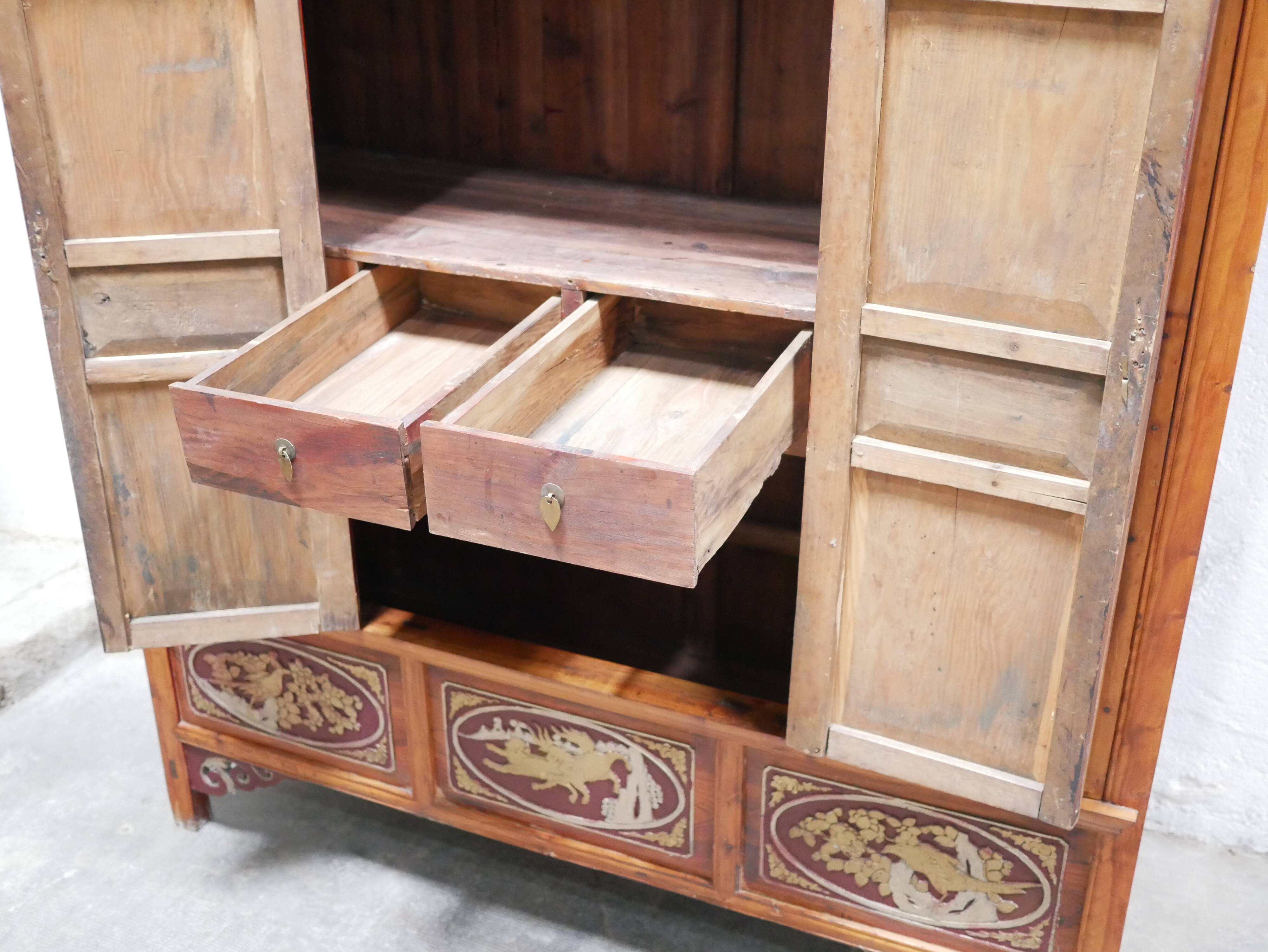 Armoire de mariage chinoise ancienne en orme sculpté et laqué – École de Ni