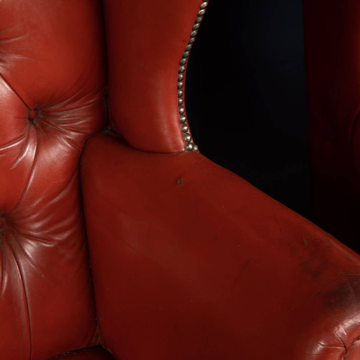 Stylish 20thc pair of english leather wing back armchairs c.1970