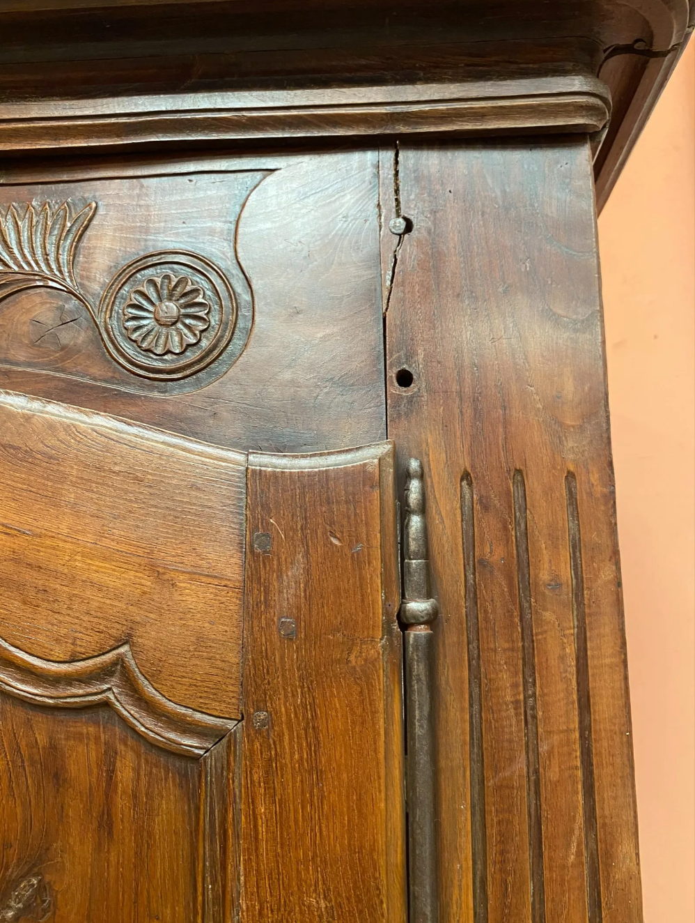 Armoire à linge ancienne noyer mouluré et sculpté XVIIIème siècle travail ancien parisien rustique