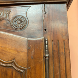Armoire à linge ancienne noyer mouluré et sculpté XVIIIème siècle travail ancien parisien rustique