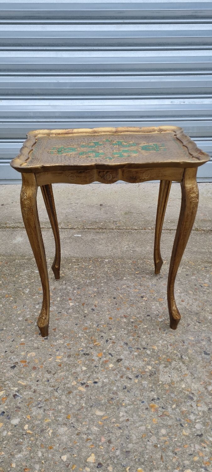 Venetian nesting table