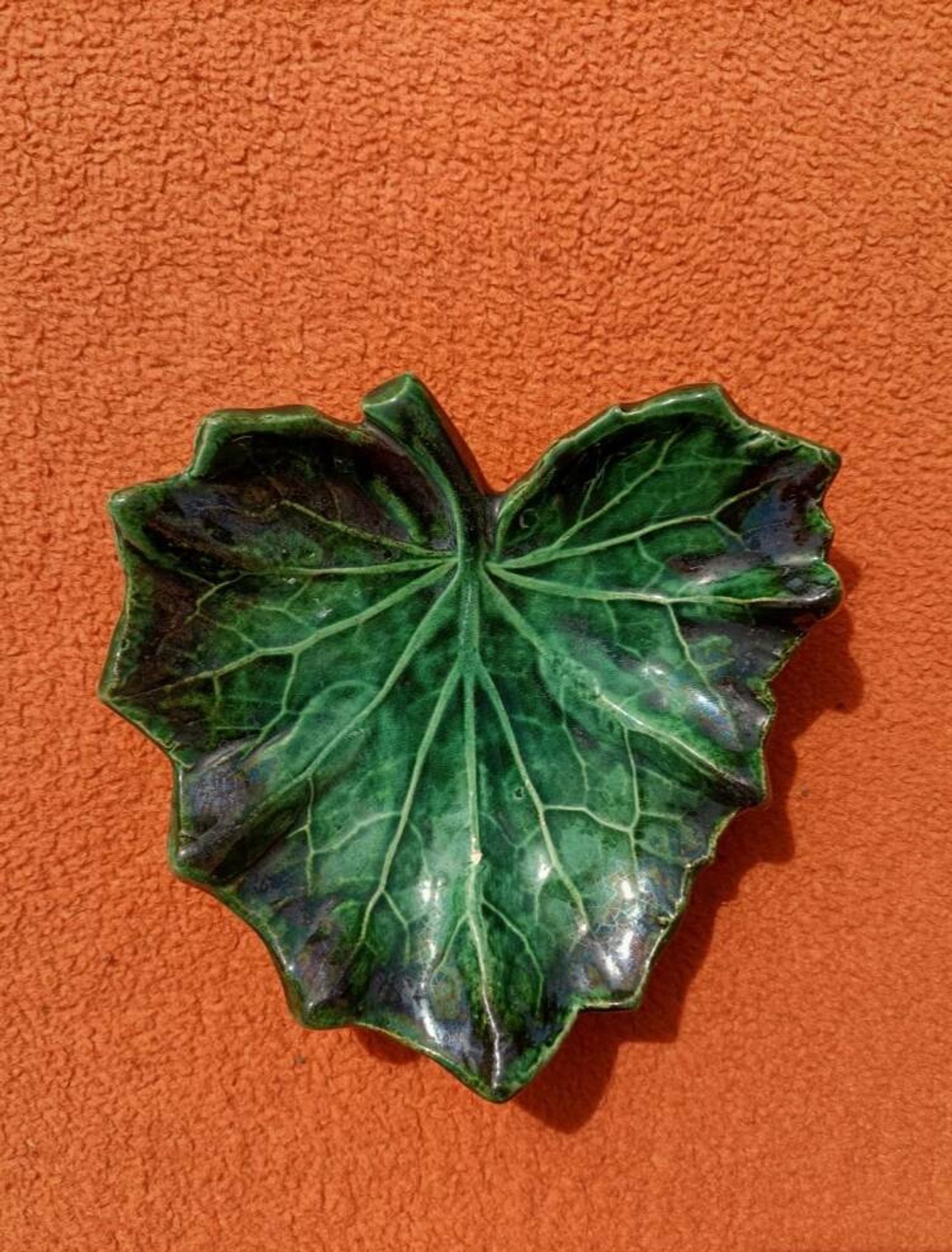 Retro leaf pocket emptier