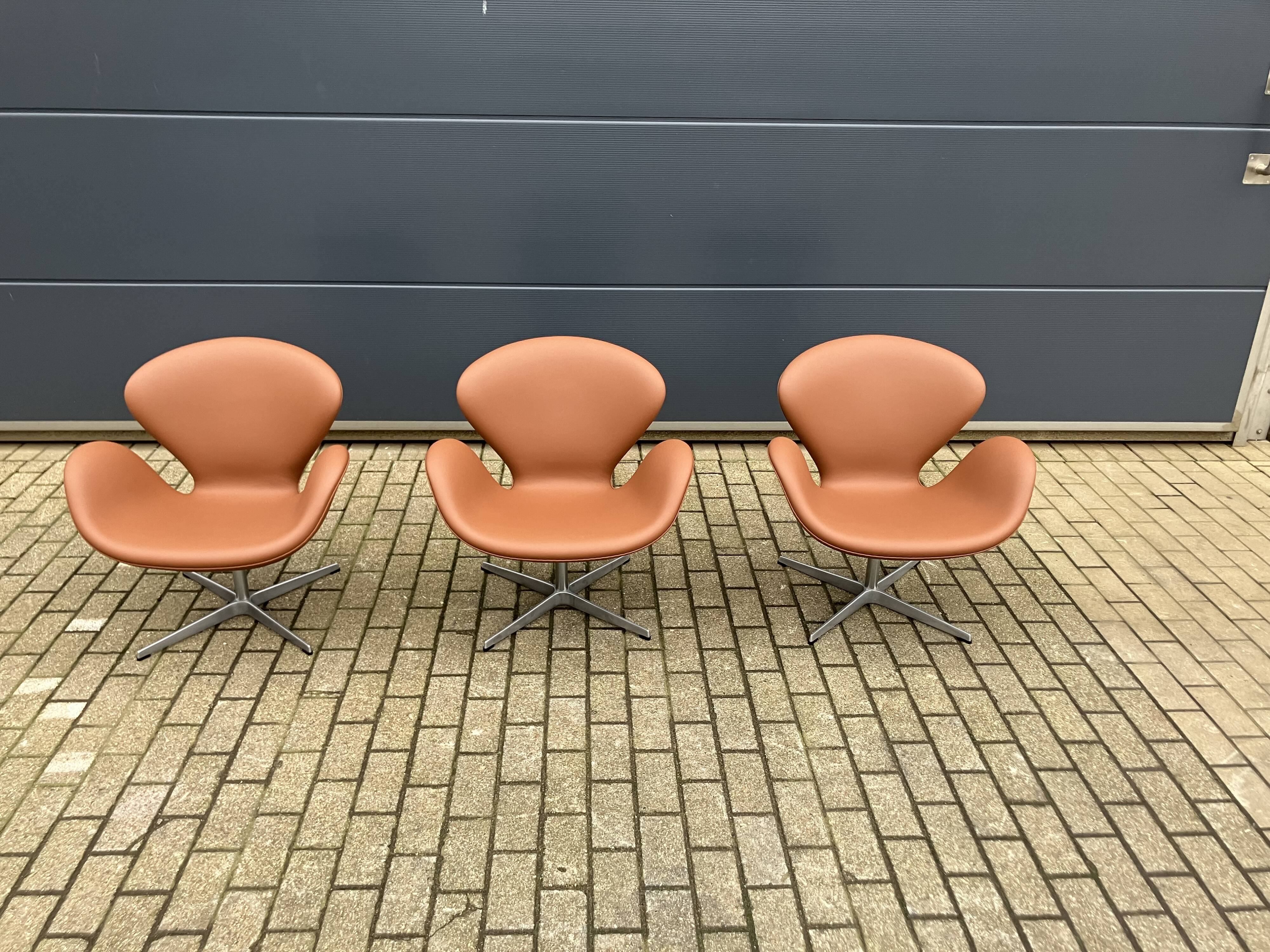 2x Fritz Hansen Swan chair by Arne Jacobsen, NEW condition!!
