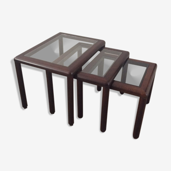 Série de 3 tables gigognes en bois et verre des années 70