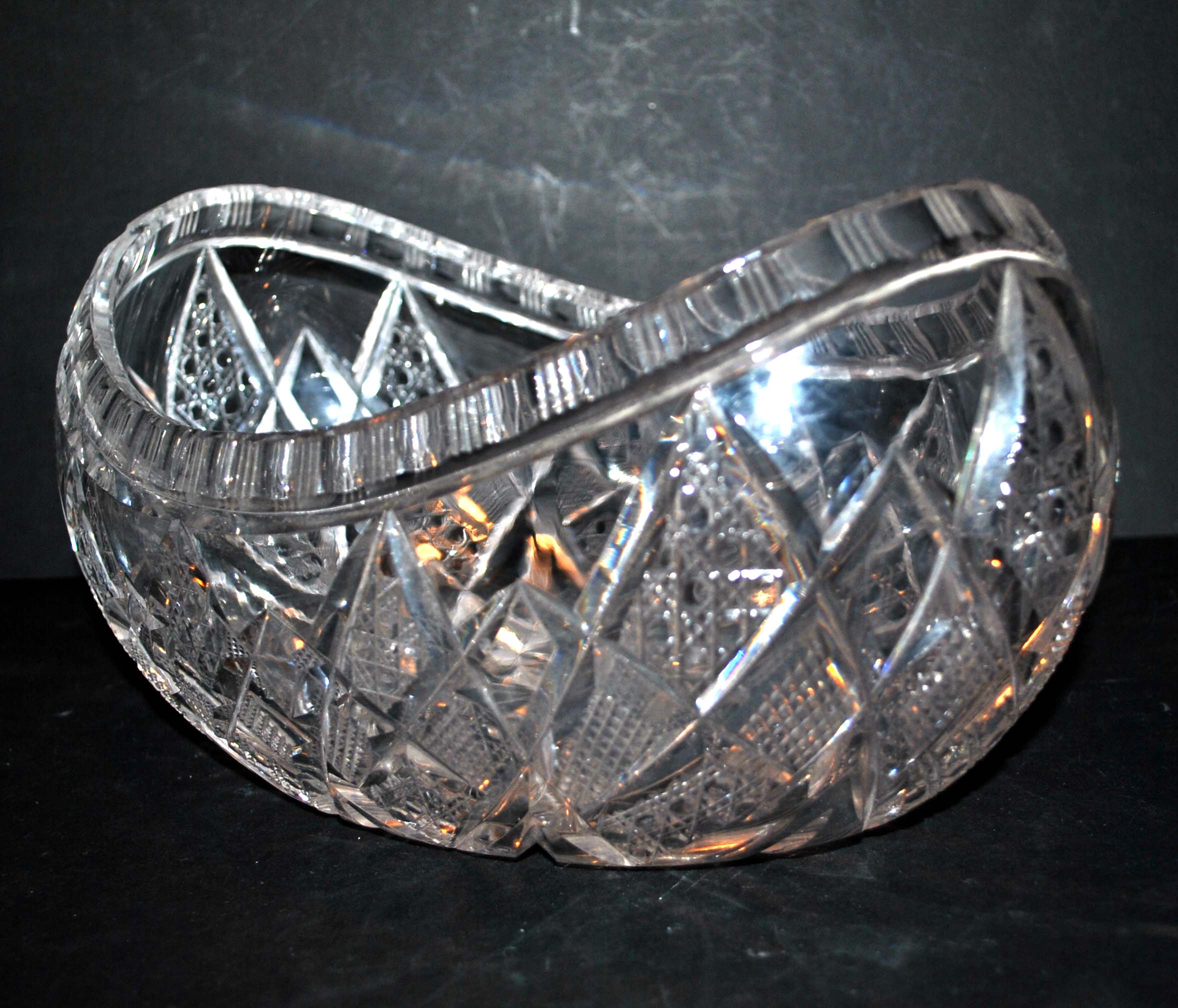 Coupe corbeille en cristal taillé saint-louis taille diamant forme gondole 1900