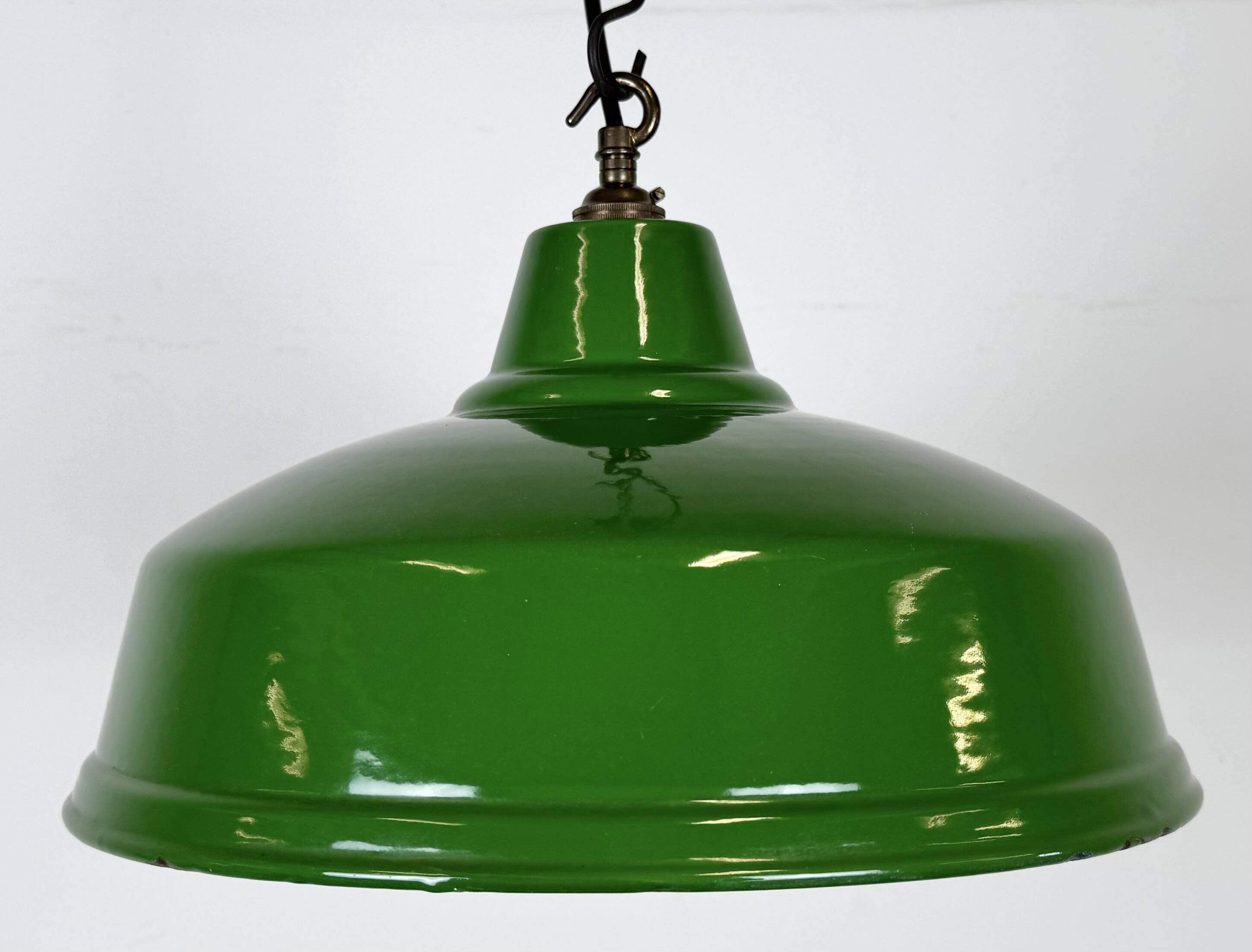 Suspension industrielle en émail vert britannique, années 1960