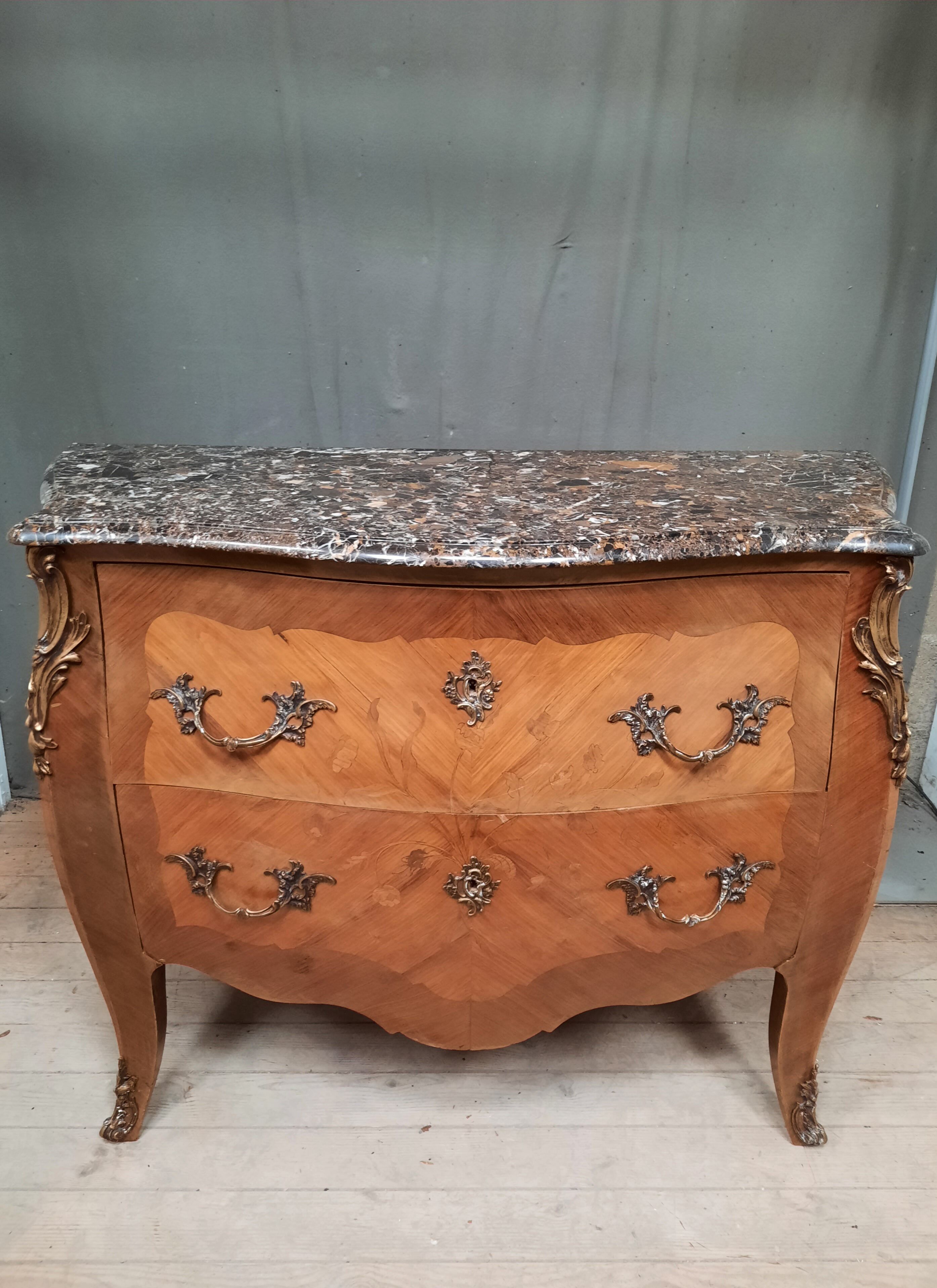 Commode en marquetterie style Louis XVI