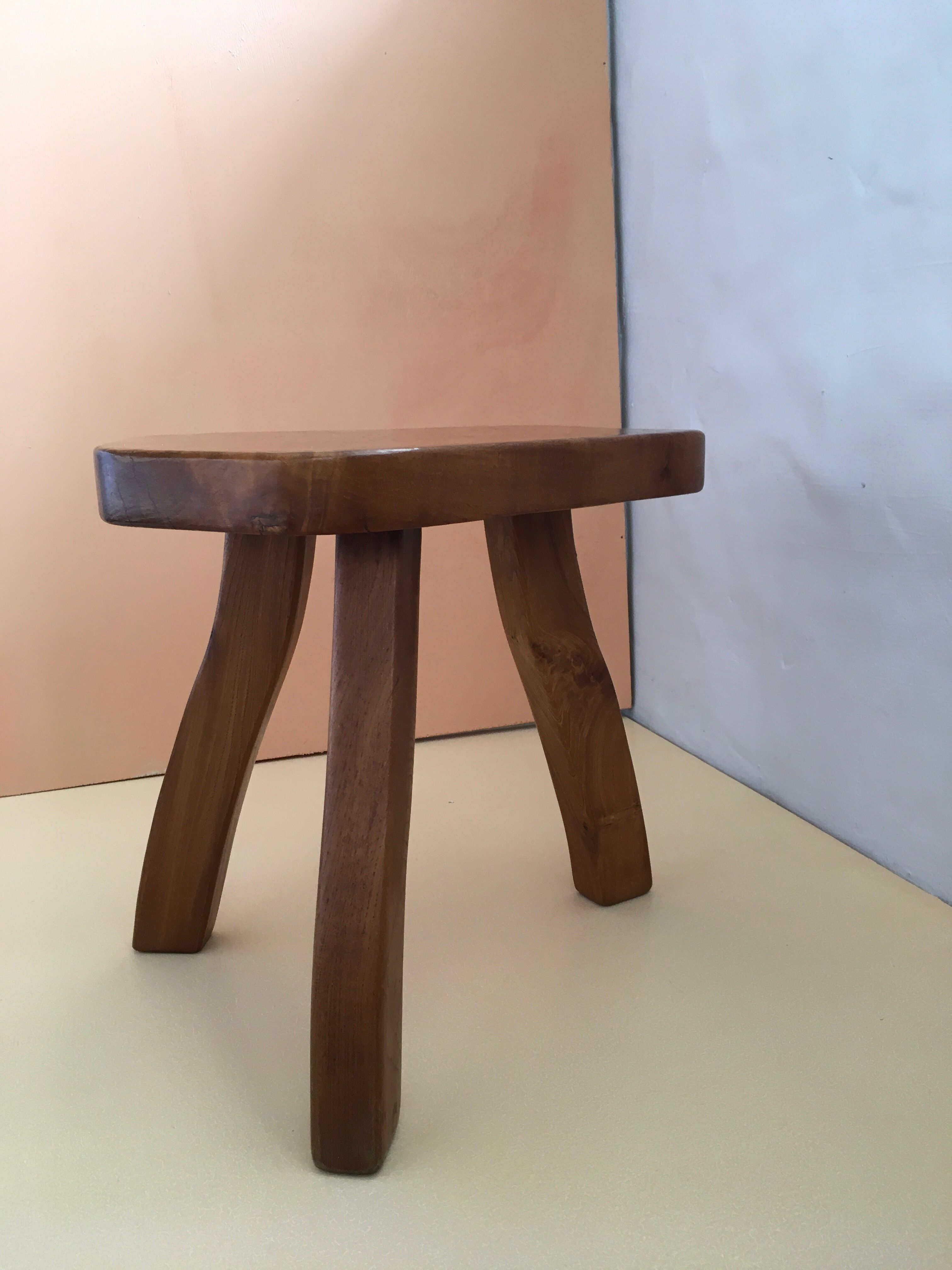Tabouret tripode en orme