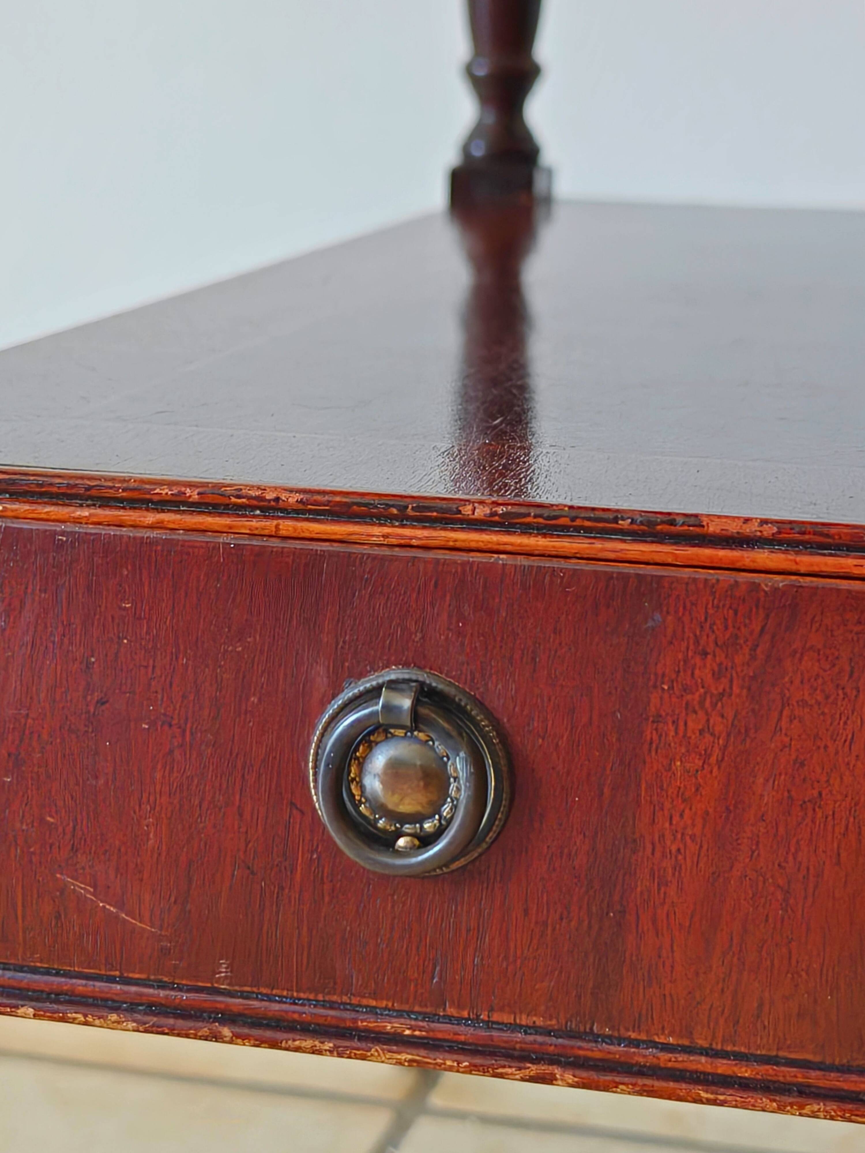 Table d'appoint en if par Bradley England