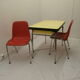 Table en formica et deux chaises