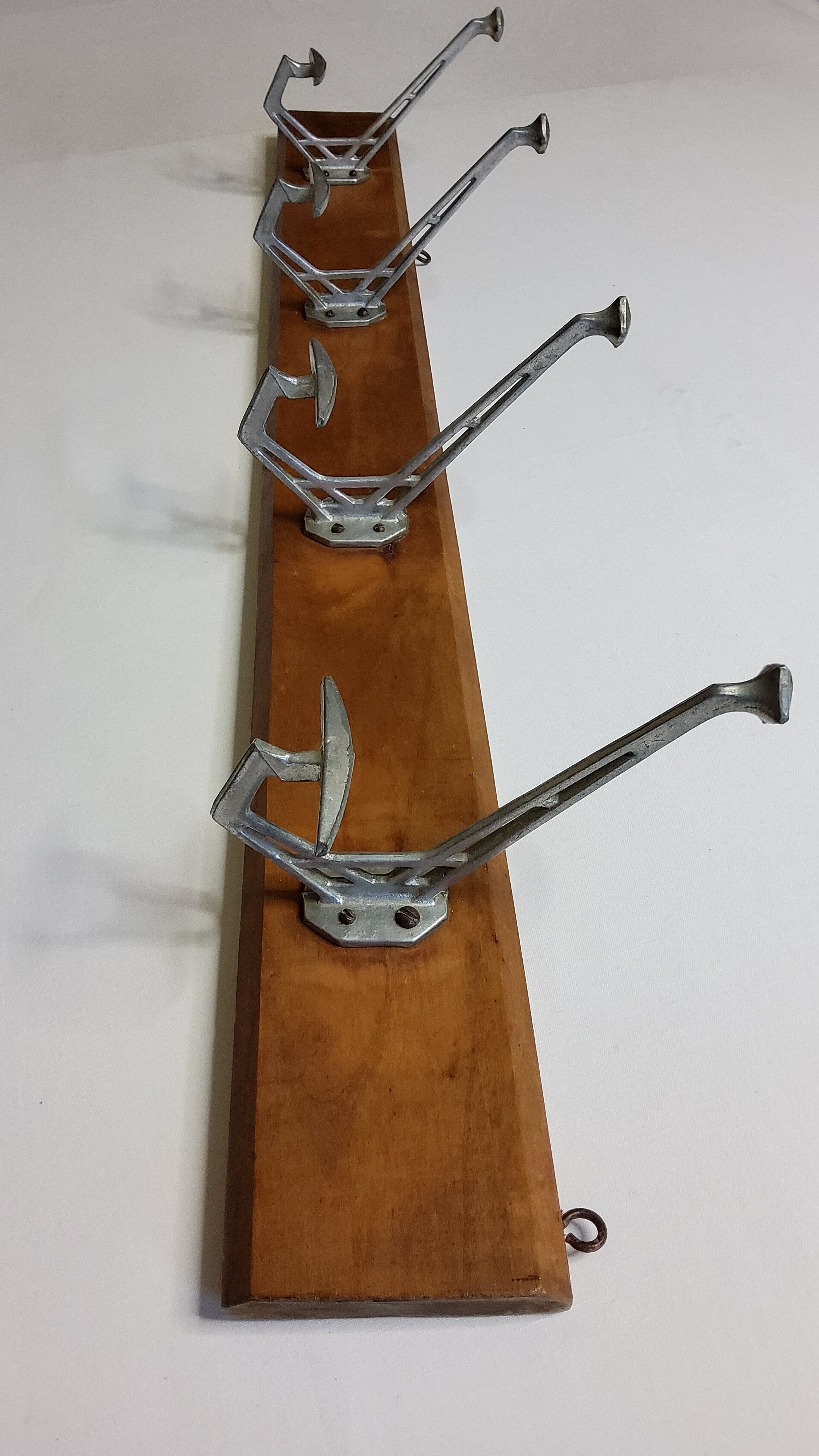 Portemanteau mural art déco en fonte d'aluminium et bois, 4 patères, 96 cm