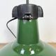 Lampe à suspension industrielle en émail vert, années 1960