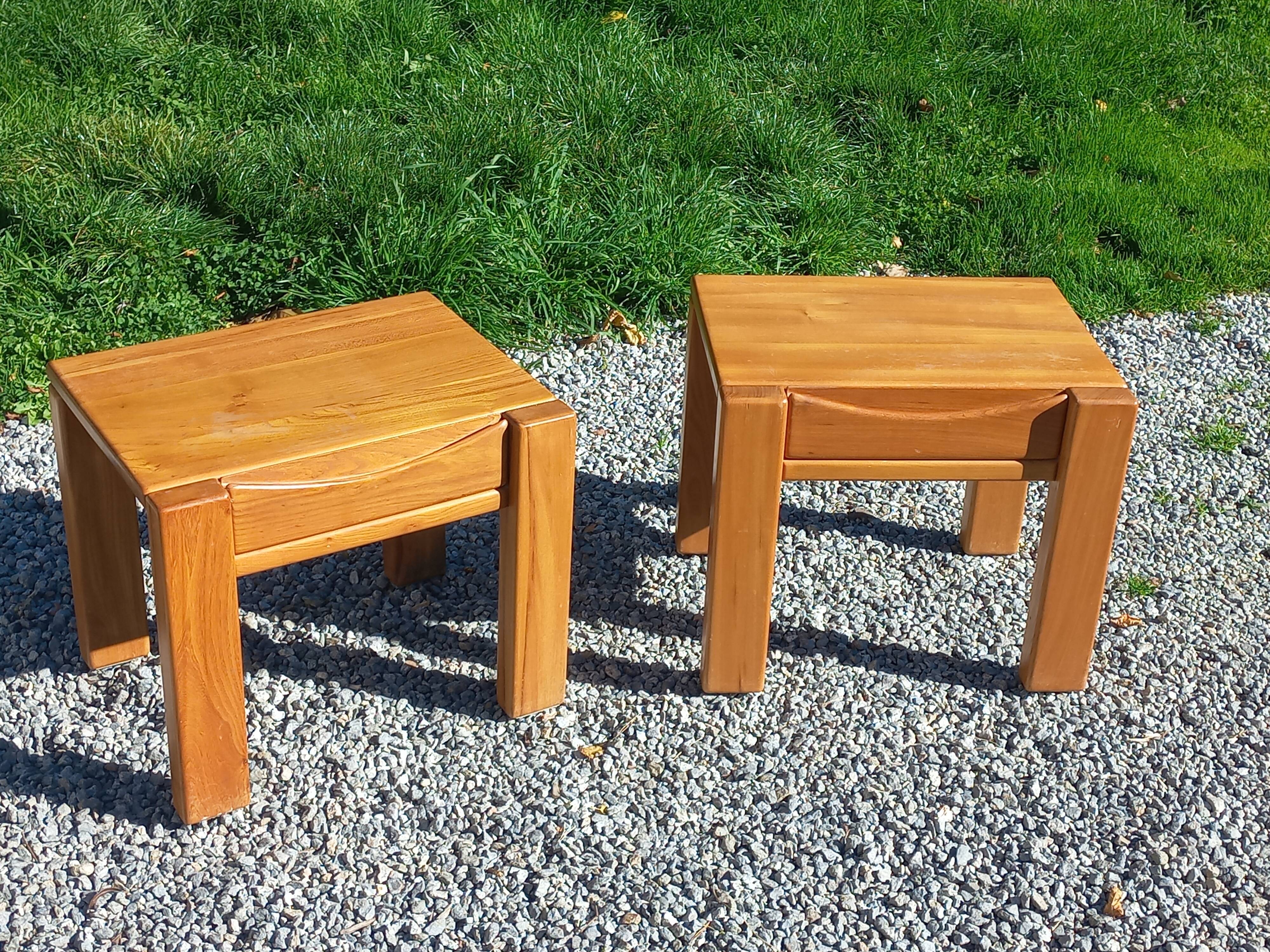 Paire de chevets en orme massif de la maison Regain