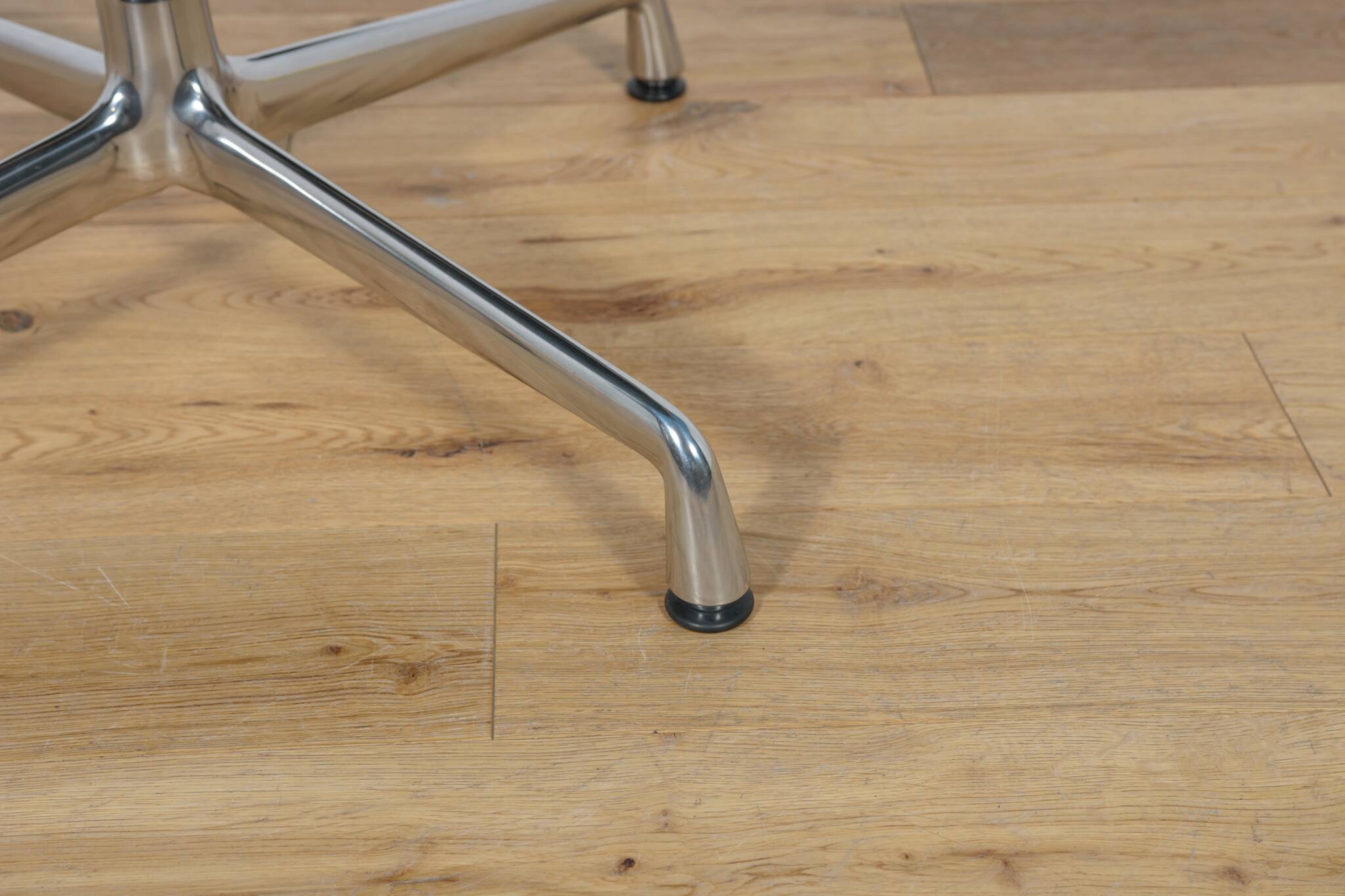 Eames Alu Group EA124 & EA125 Lounge Chair & Ottoman by Charles & Ray Eames for Vitra, 1980s.