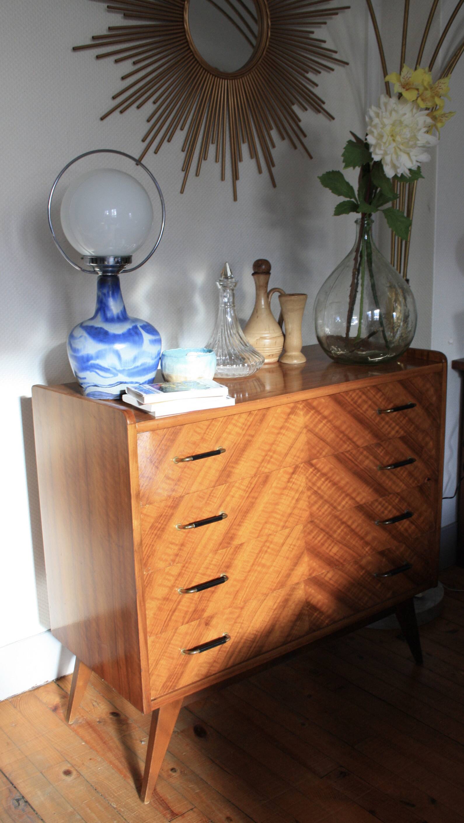 Commode en bois pieds compas