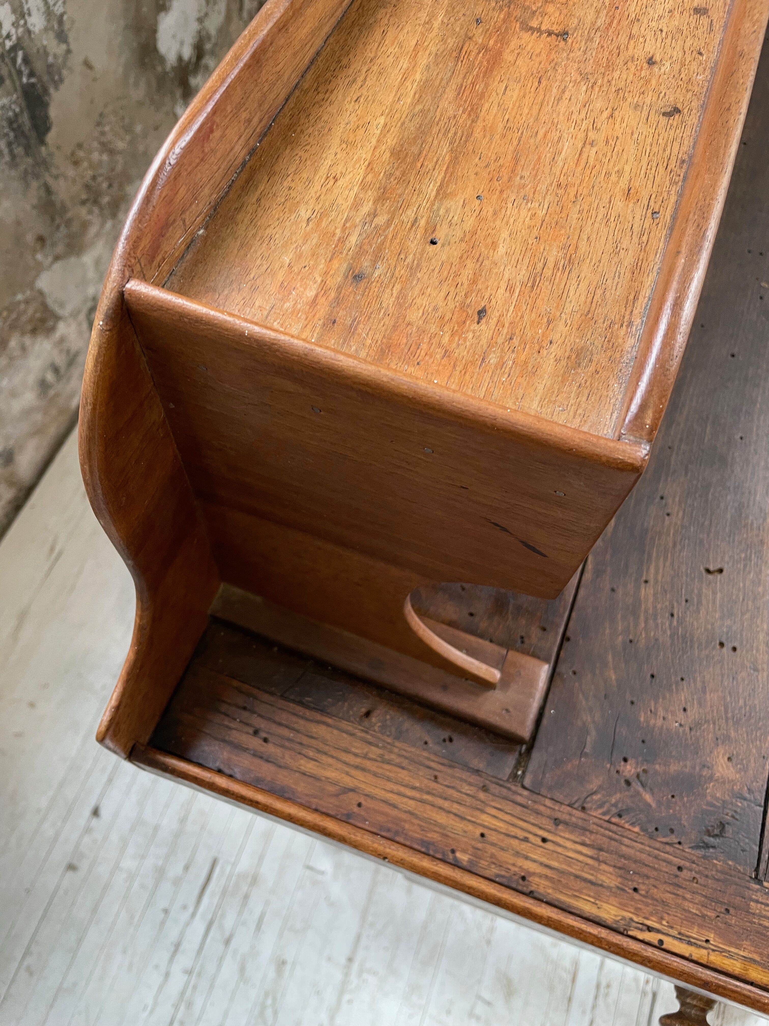 Establishment of jeweler XIXth oak